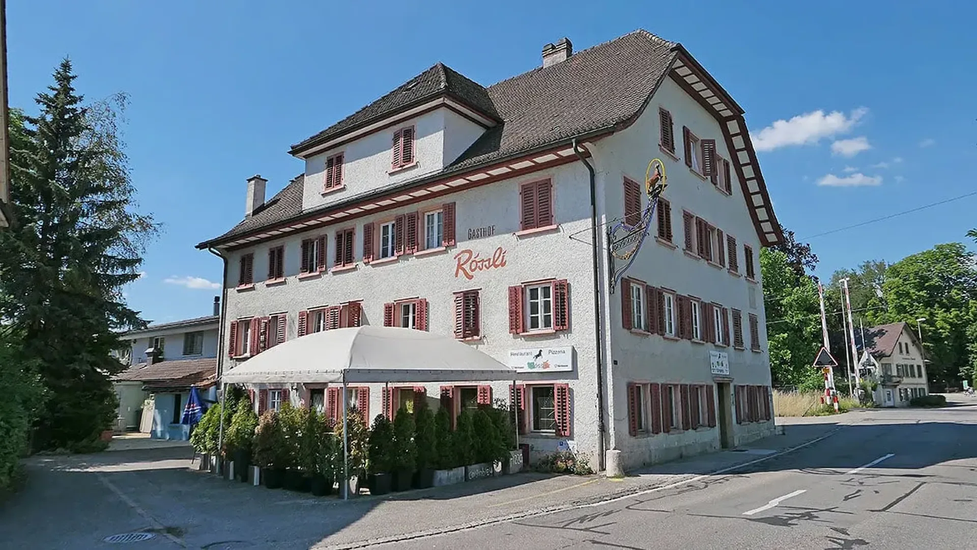 Mehrfamilienhaus mit Gastronomiebetrieb und Einfamilienhaus