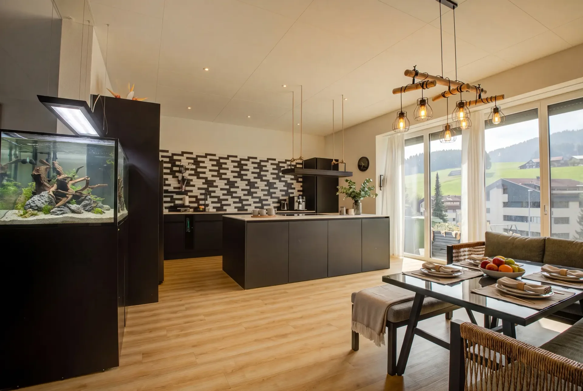 STILVOLLES 6.5 ZIMMER DOPPELEINFAMILIENHAUS MIT MODERNSTEM AUSBAUSTANDARD
