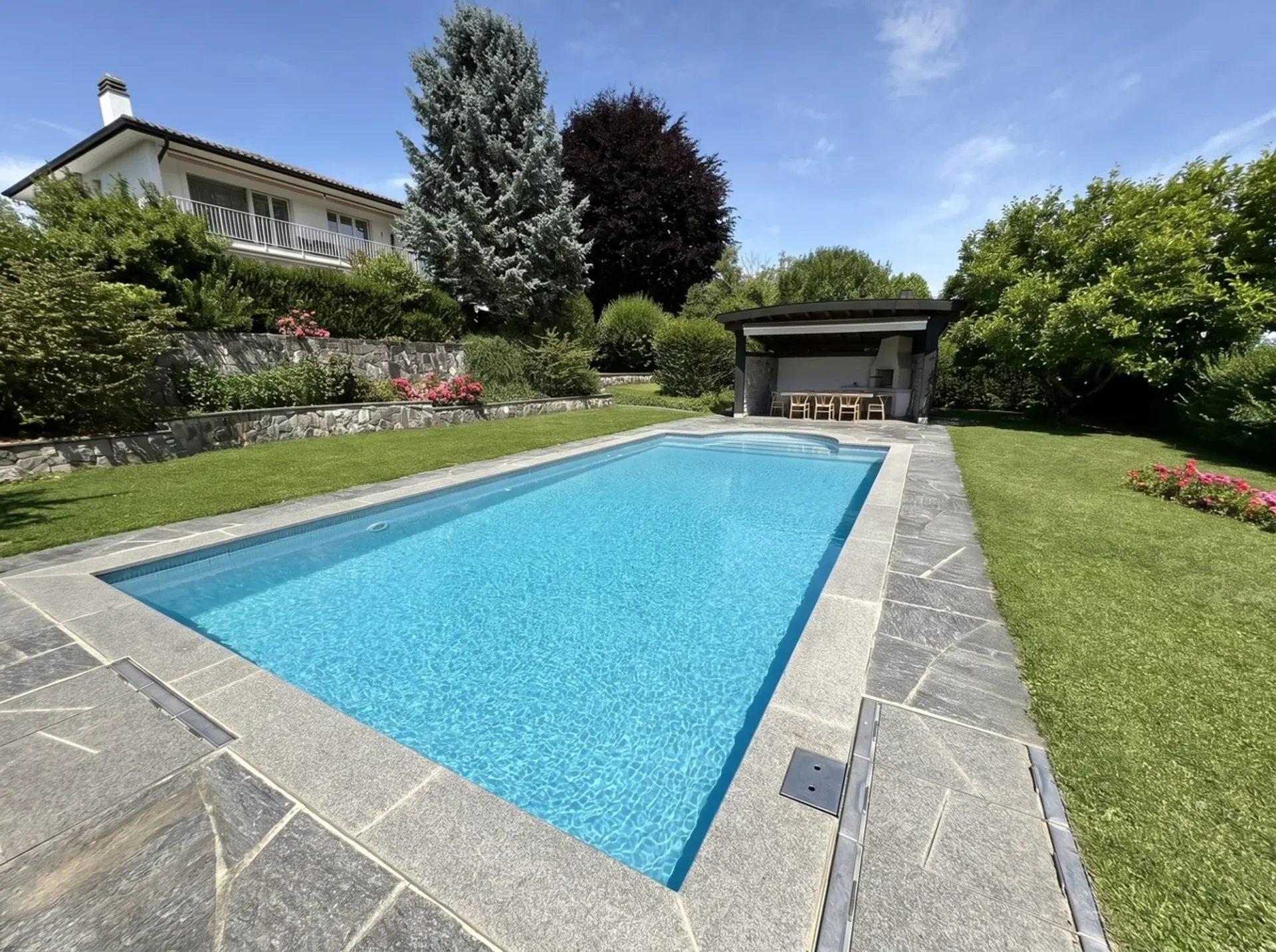 Propriété de 2 appartements de 4.5 pièces avec grand jardin et piscine