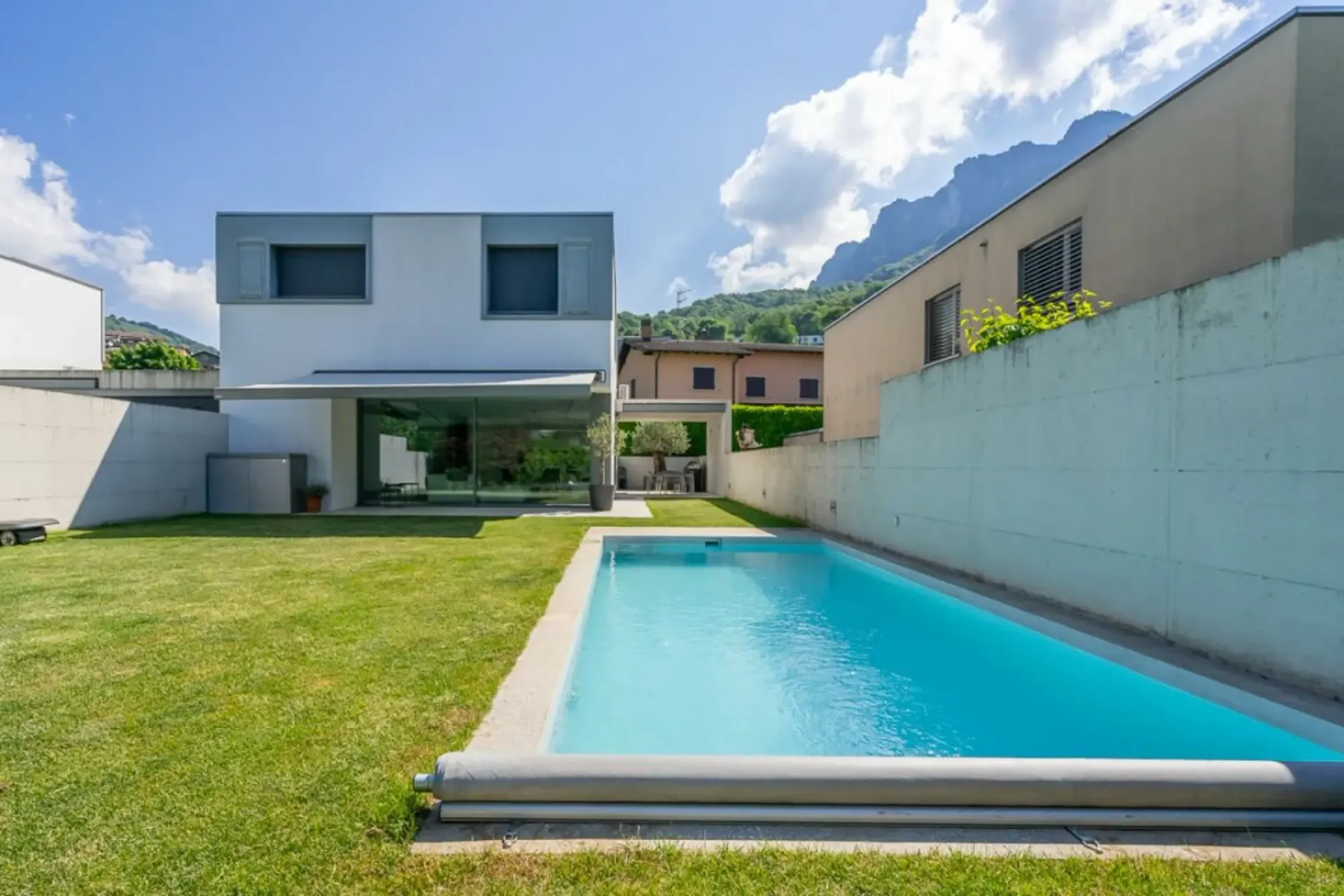 VILLA LUGANESE - Villa Minergie mit beheiztem Pool und privatem Garten