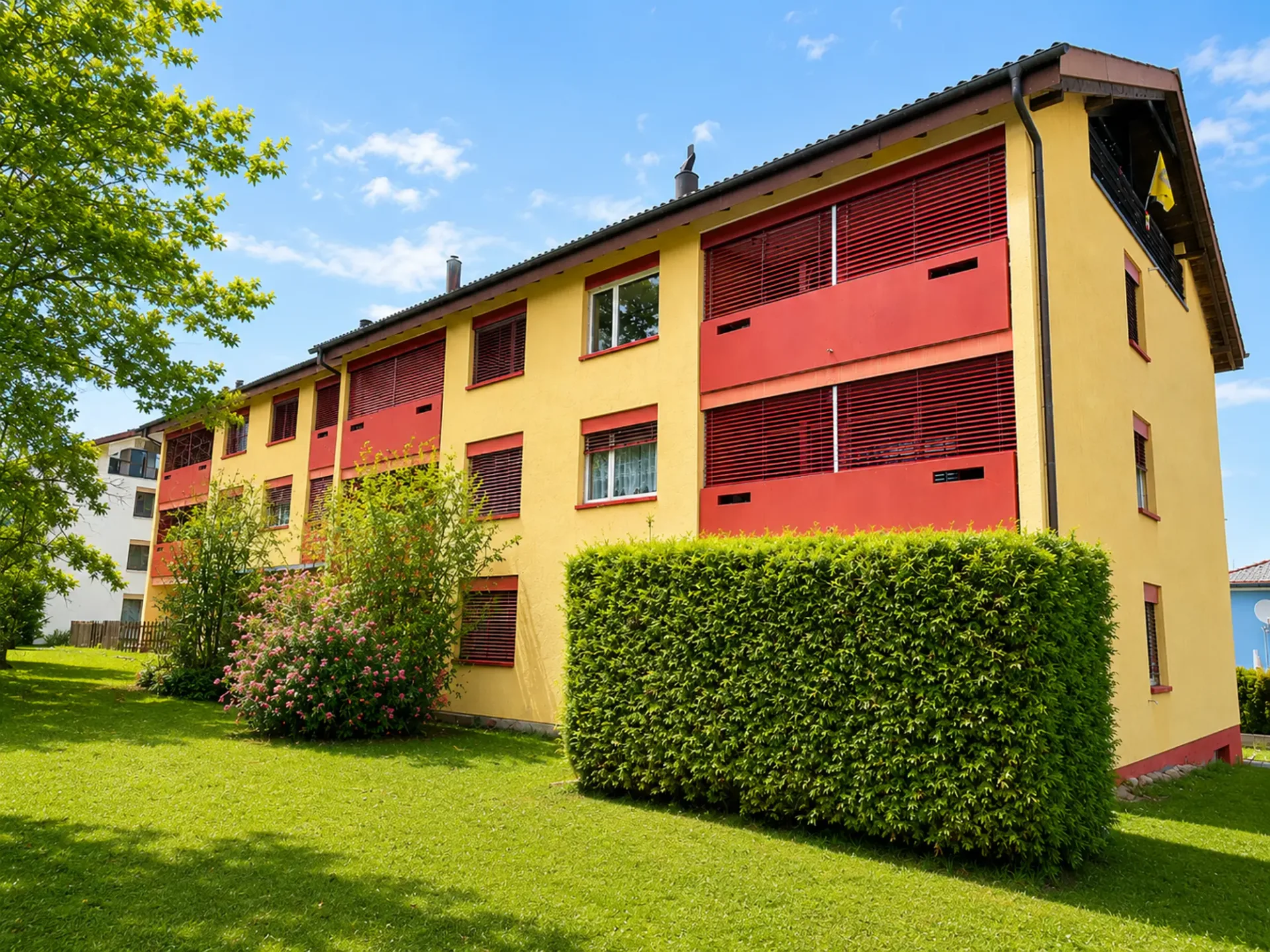 Helle 4.5-Zimmer-Wohnung im Erdgeschoss mit Balkonsitzplatz!