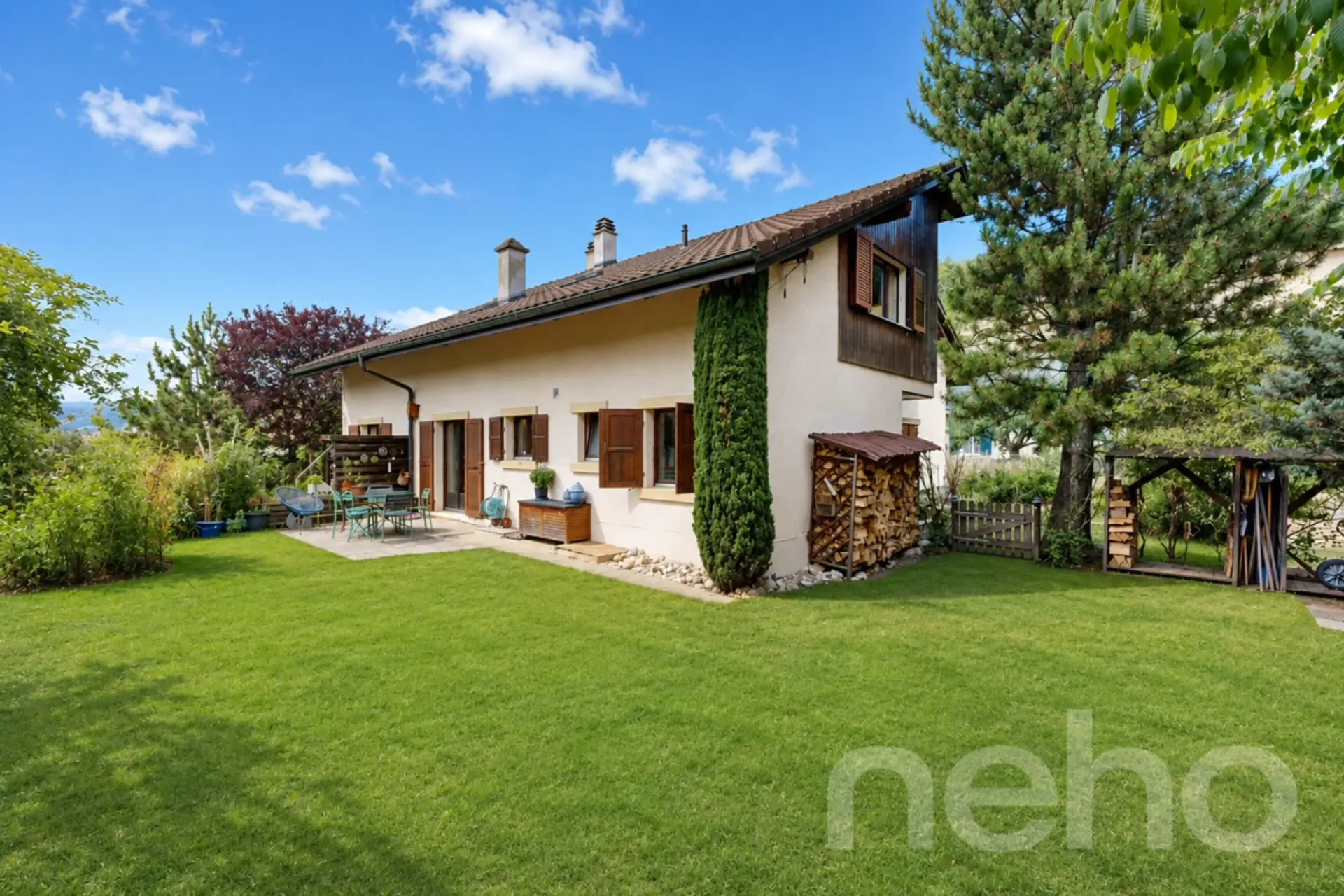 Angenehmes Landhaus mit baumgesäumtem Garten, ohne Gegenufer