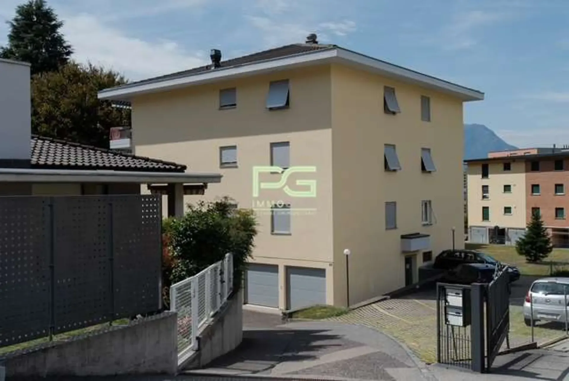 Wohnung mit 4.5 Zimmern in kleinem Gebäude