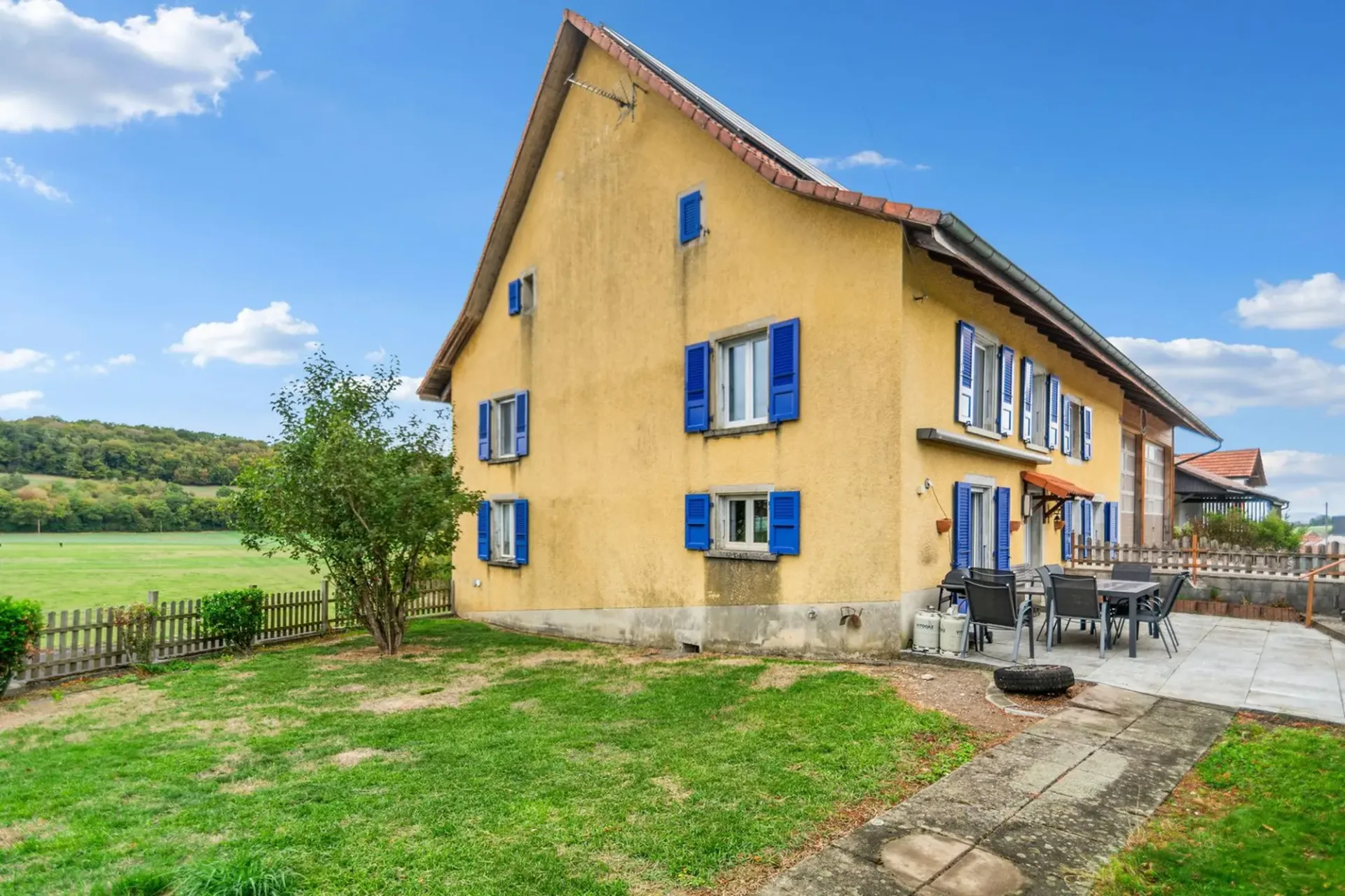 Spacieuse maison mitoyenne de 9 pièces avec espaces de travail et de stockage à Chevenez