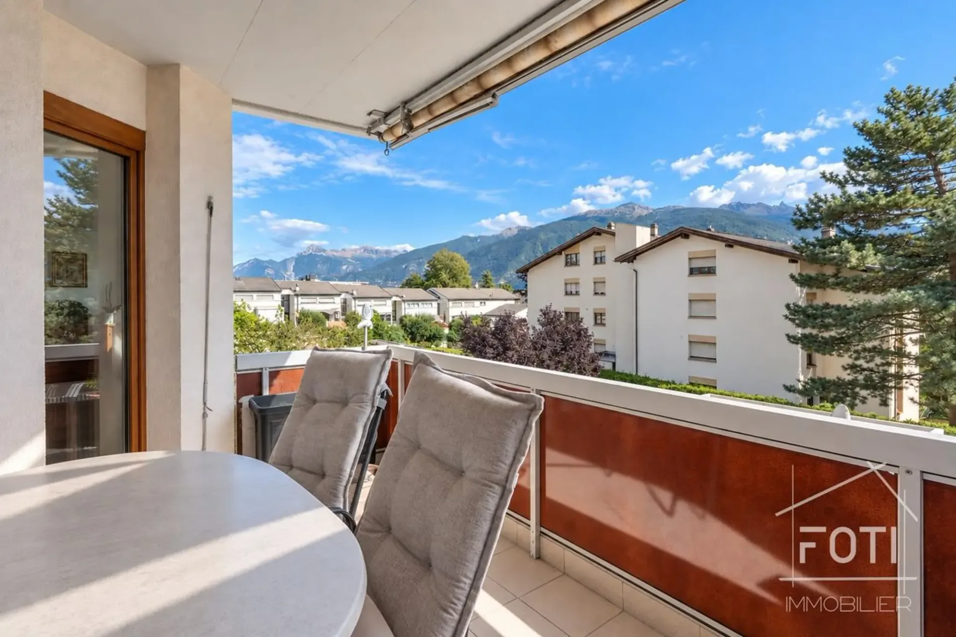 4,5 Zimmer, 115 m² renoviert, Südlage mit Blick und Garage