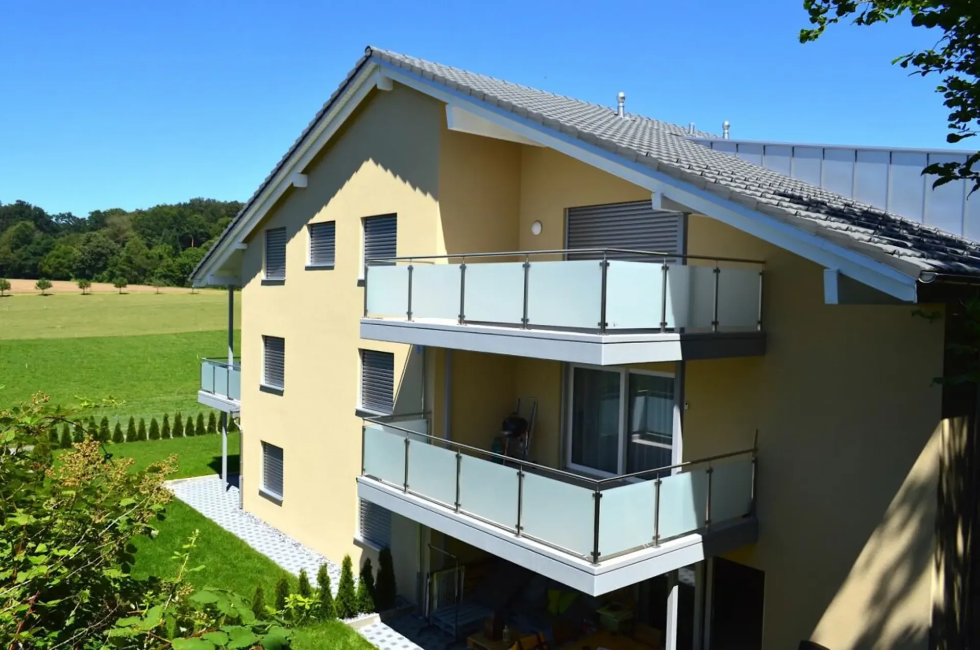 Appartement de jardin tendance avec espace de séjour couvert