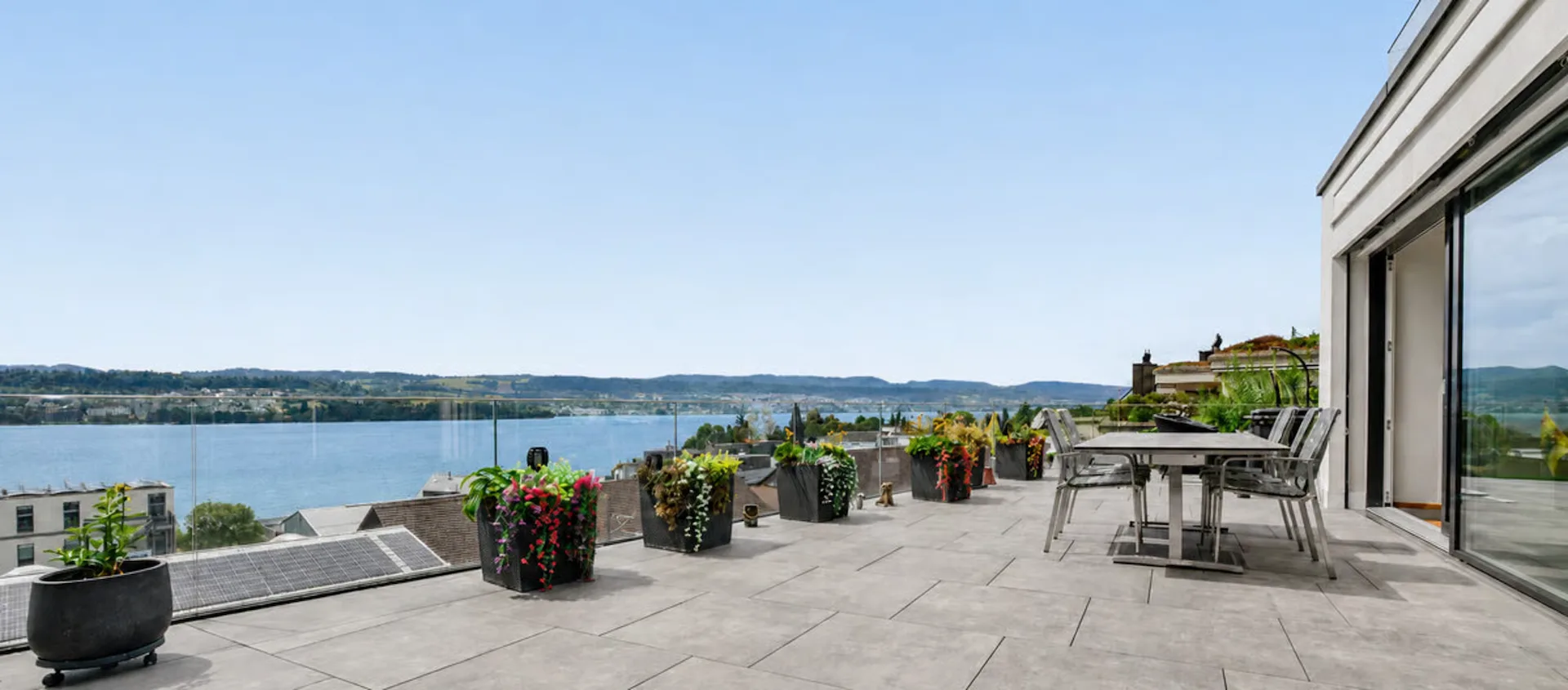 Obermeilen: Terrassenwohnung mit Seesicht und viel Privatsphäre