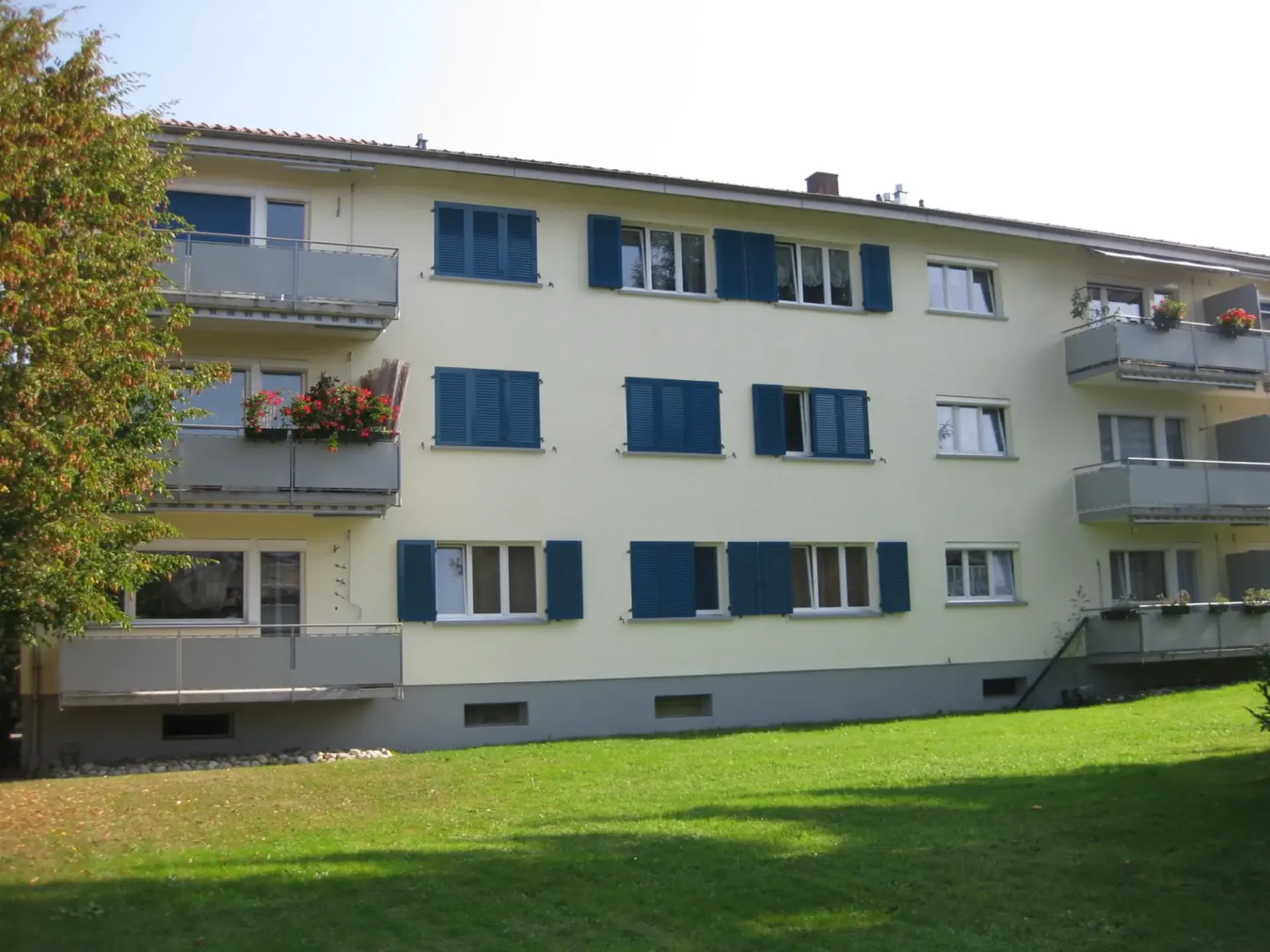 Helle und grosszügige 3.5-Zimmer-Wohnung im Hochparterre