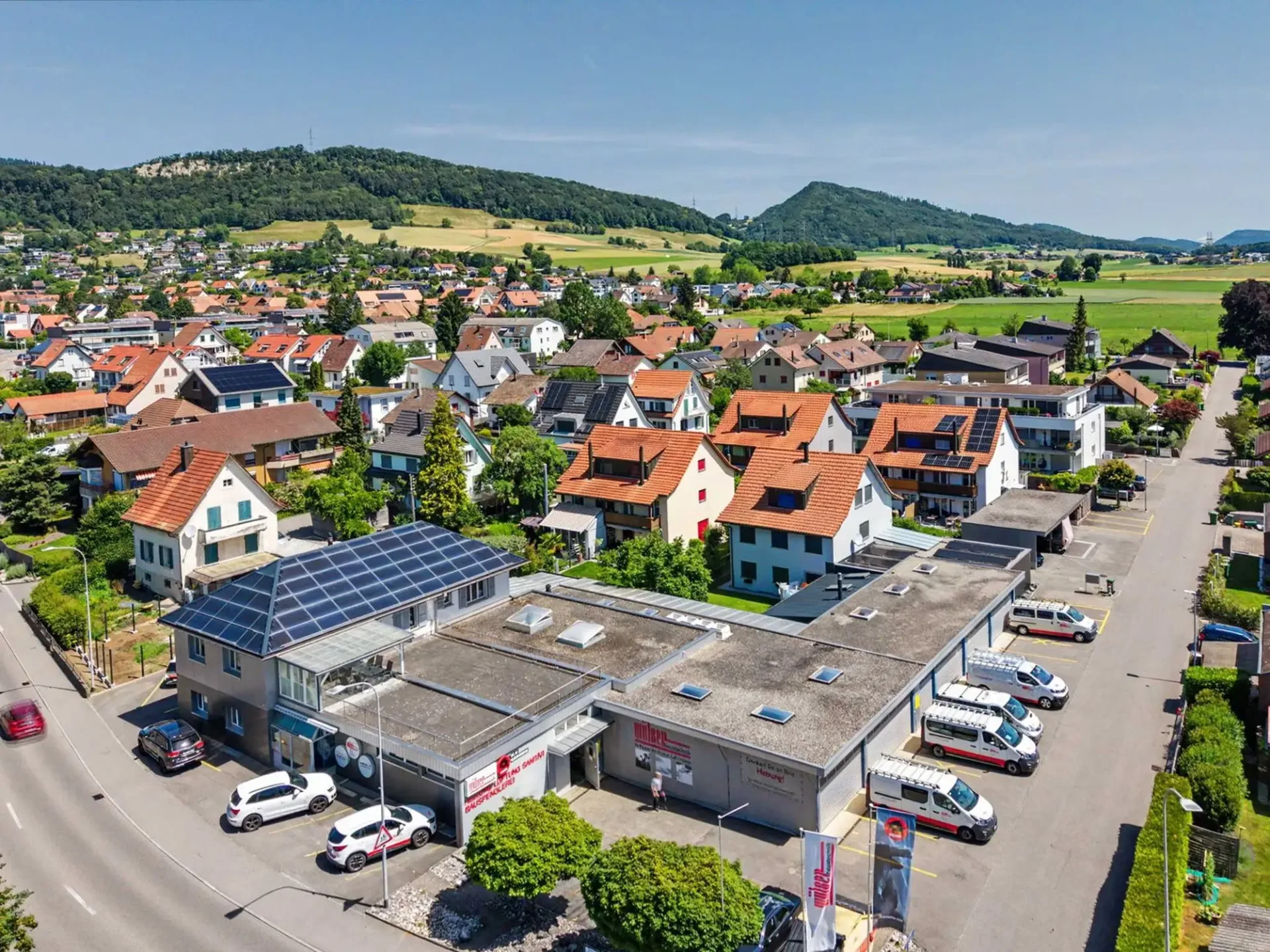 Bureaux et propriété commerciale sur la rue principale à Lostorf avec potentiel de nouvelle construction