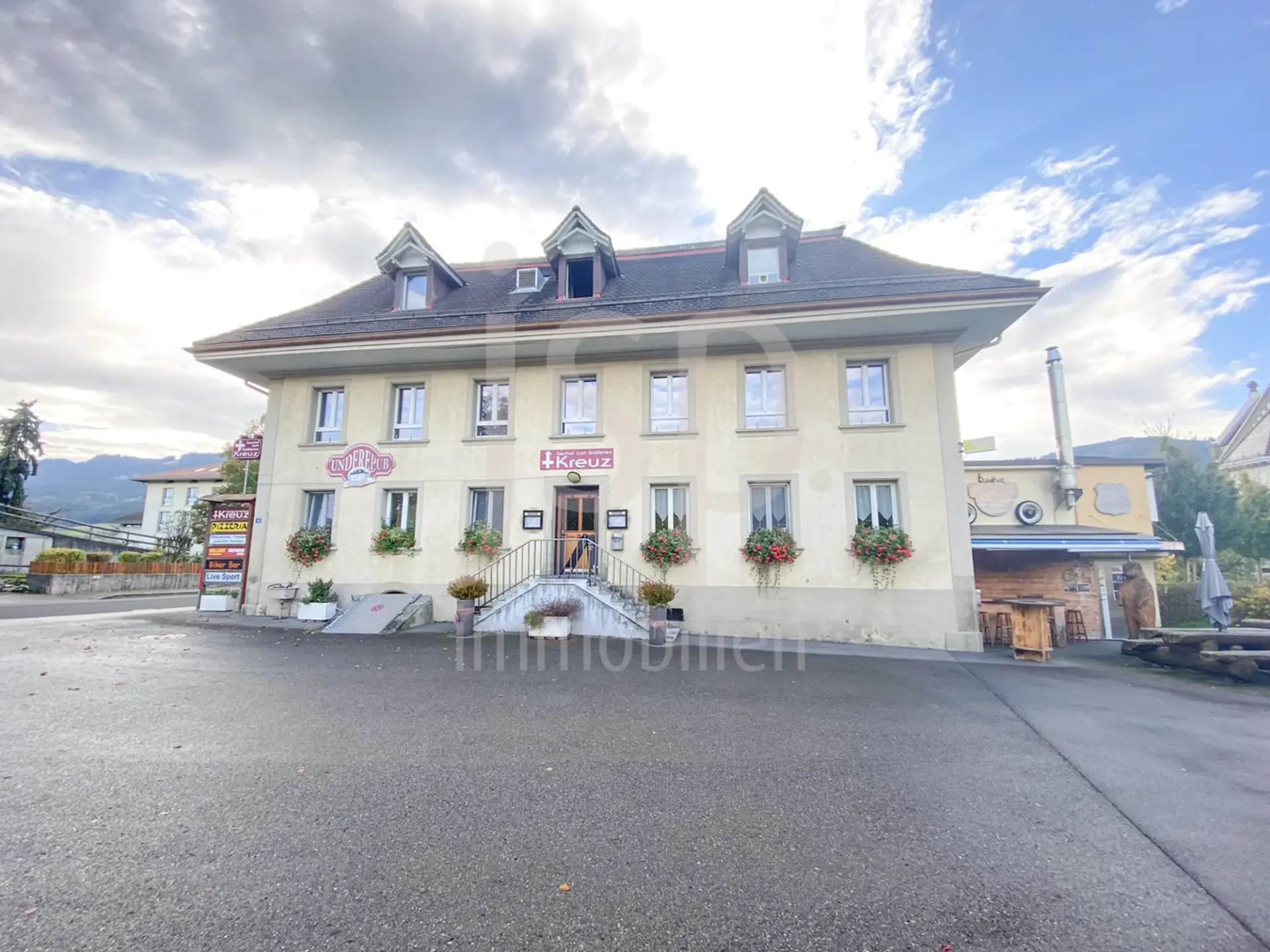 Mitten im Dorfzentrum von Plaffeien das Restaurant zum goldenen Kreuz