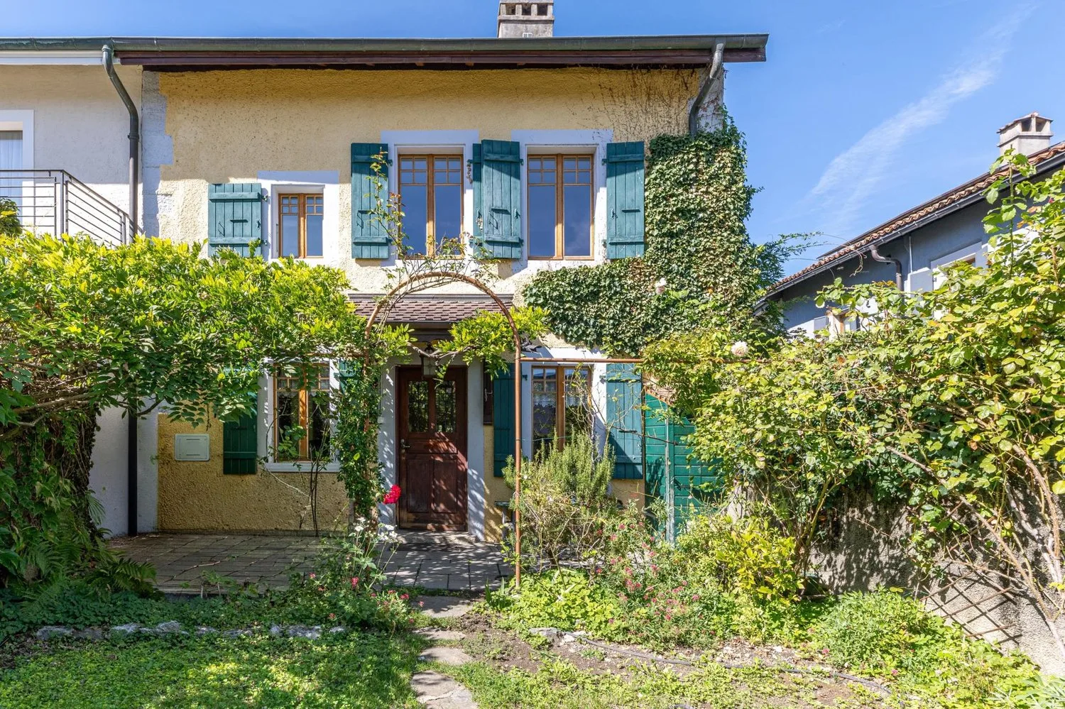 Haus im Dorfstil mit Garten