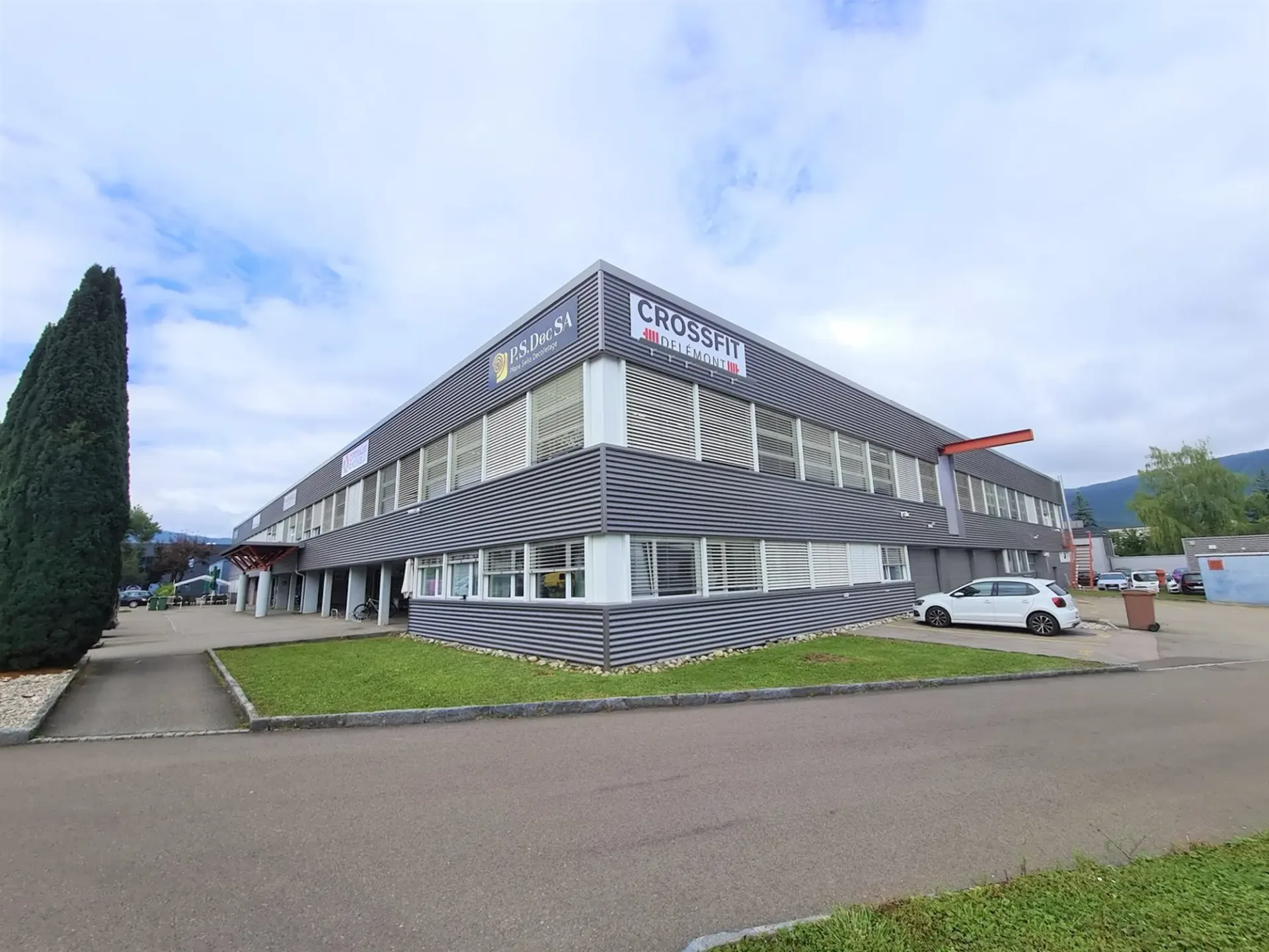Außergewöhnlich hoher Nettoertrag von 6,42% - Renoviertes Industriegebäude mit 4554 m², vermietet an 33 Unternehmen