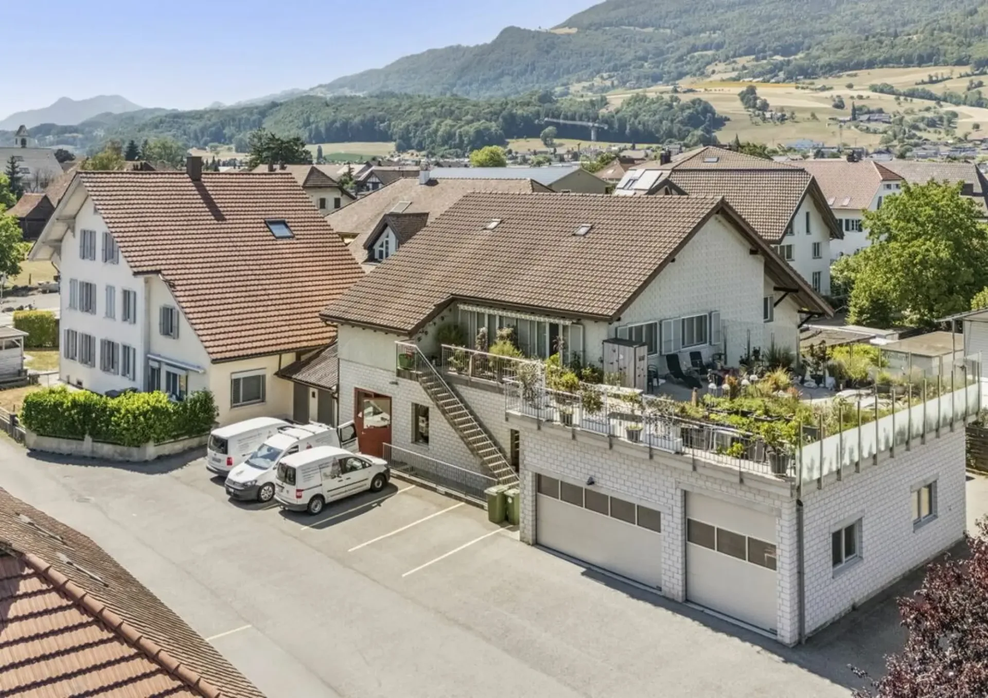 Casa multifamiliare con locali commerciali, garage - vivere e lavorare nello stesso posto, oggetto di rendita polivalente con potenziale di sviluppo.