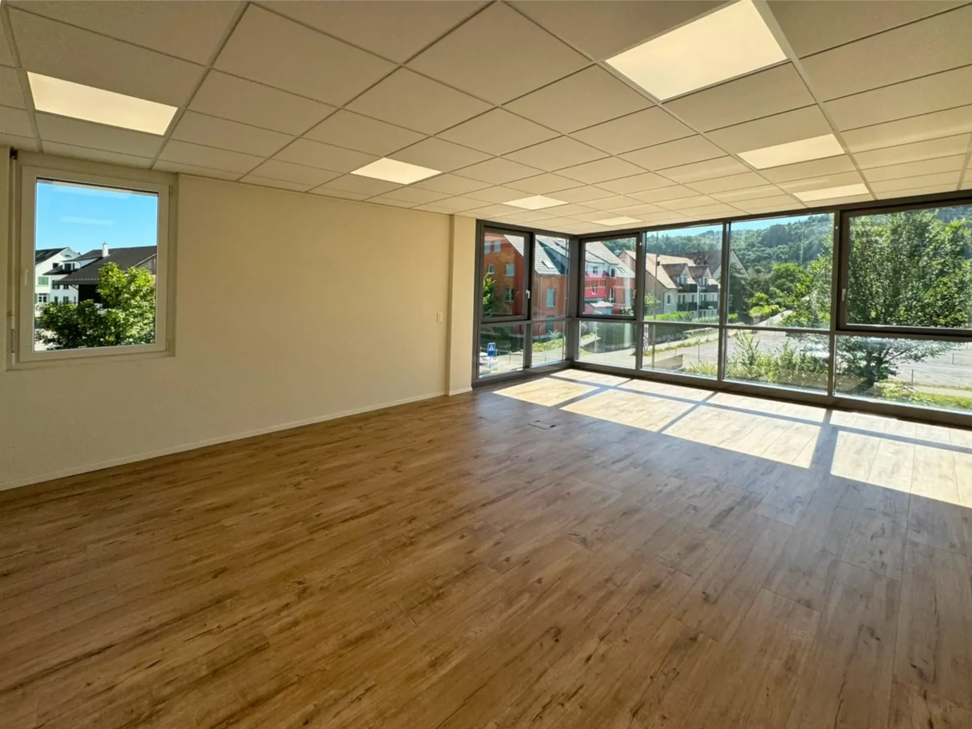 Helle Büro-/Gewerberäumlichkeiten an bester Lage in Urdorf