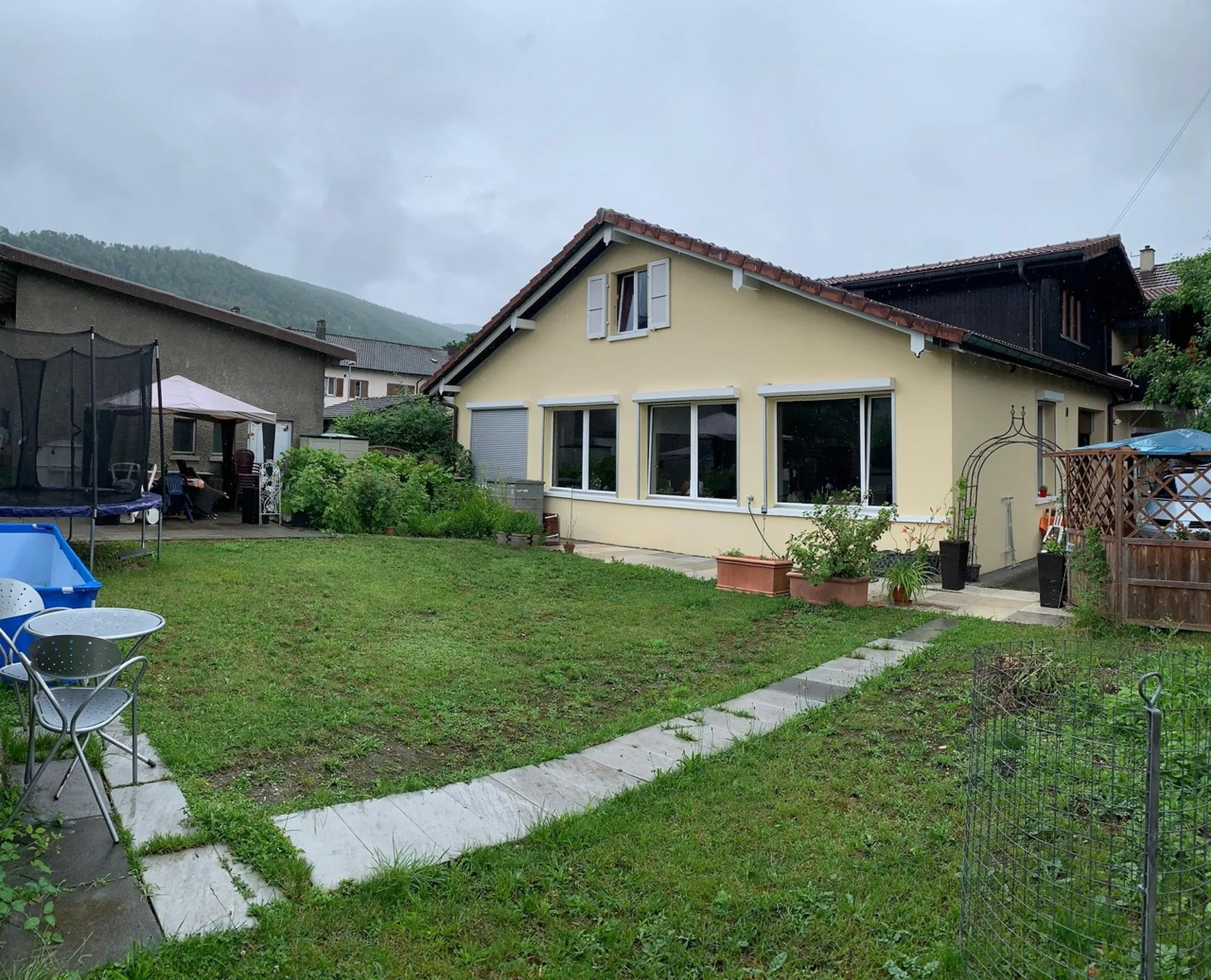 Magnifique maison de 2 grands et lumineux appartements.