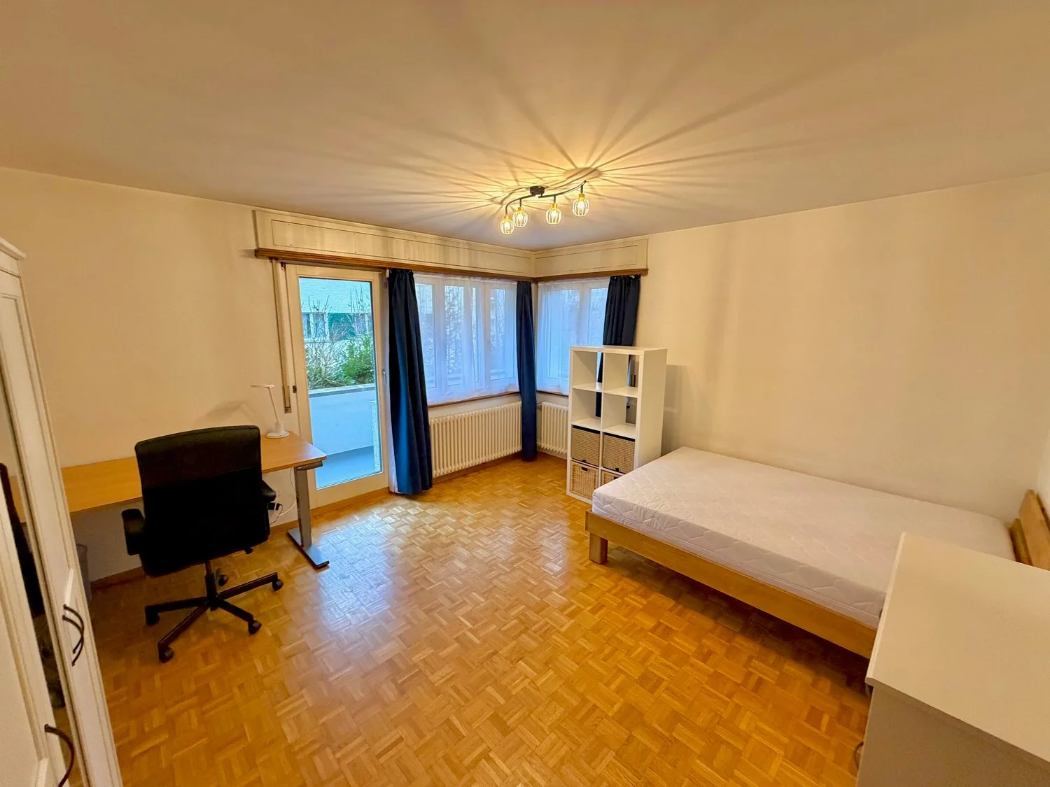 Ruhig gelegenes WG-Zimmer mit guter Verkehrs-/ÖV Anbindung :)