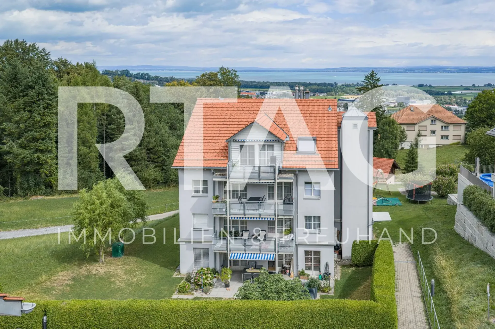 Vierfamilienhaus mit Baulandreserve