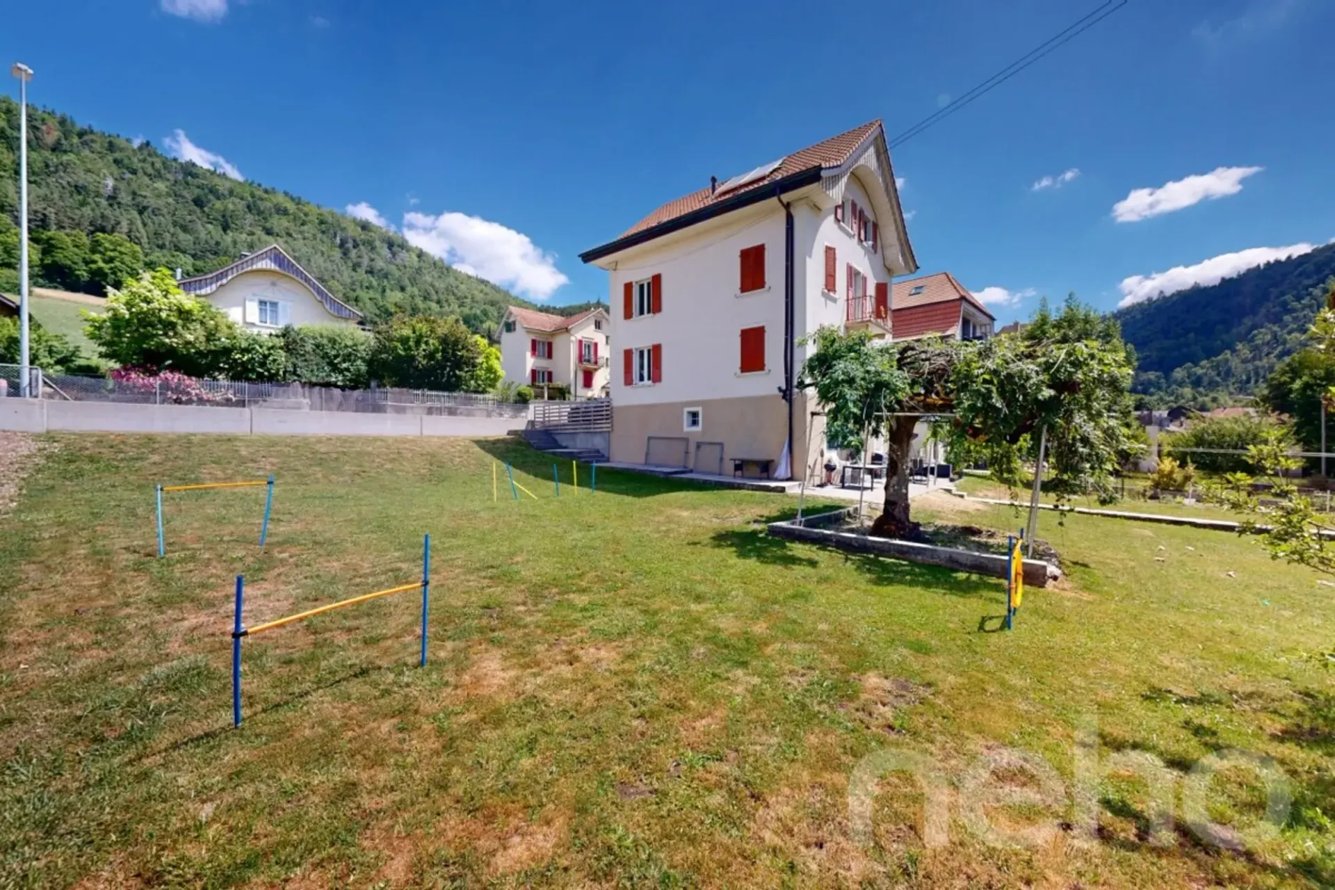 Maison avec 2 appartements, grand jardin & fort potentiel