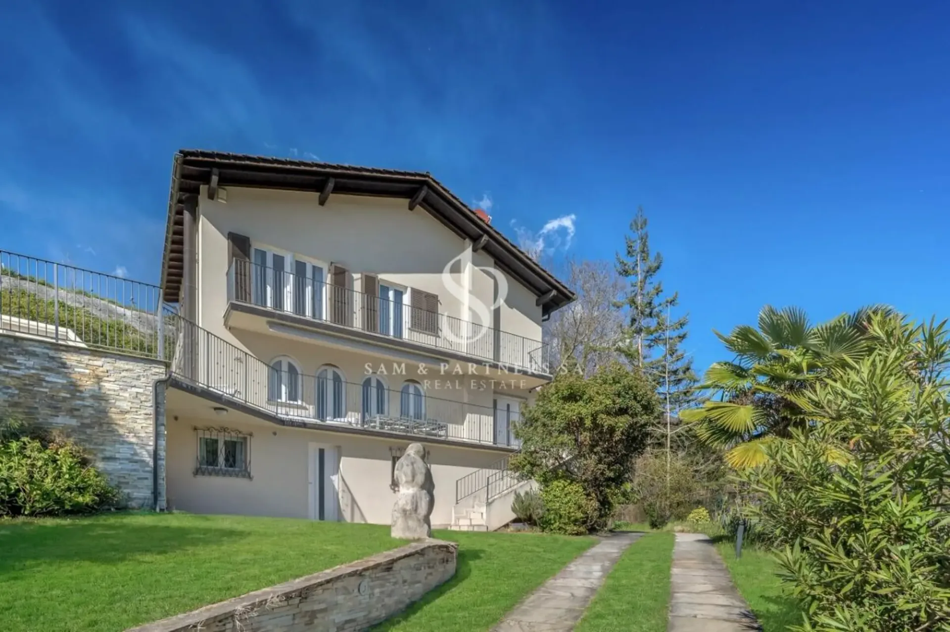 Moderna casa con piscina