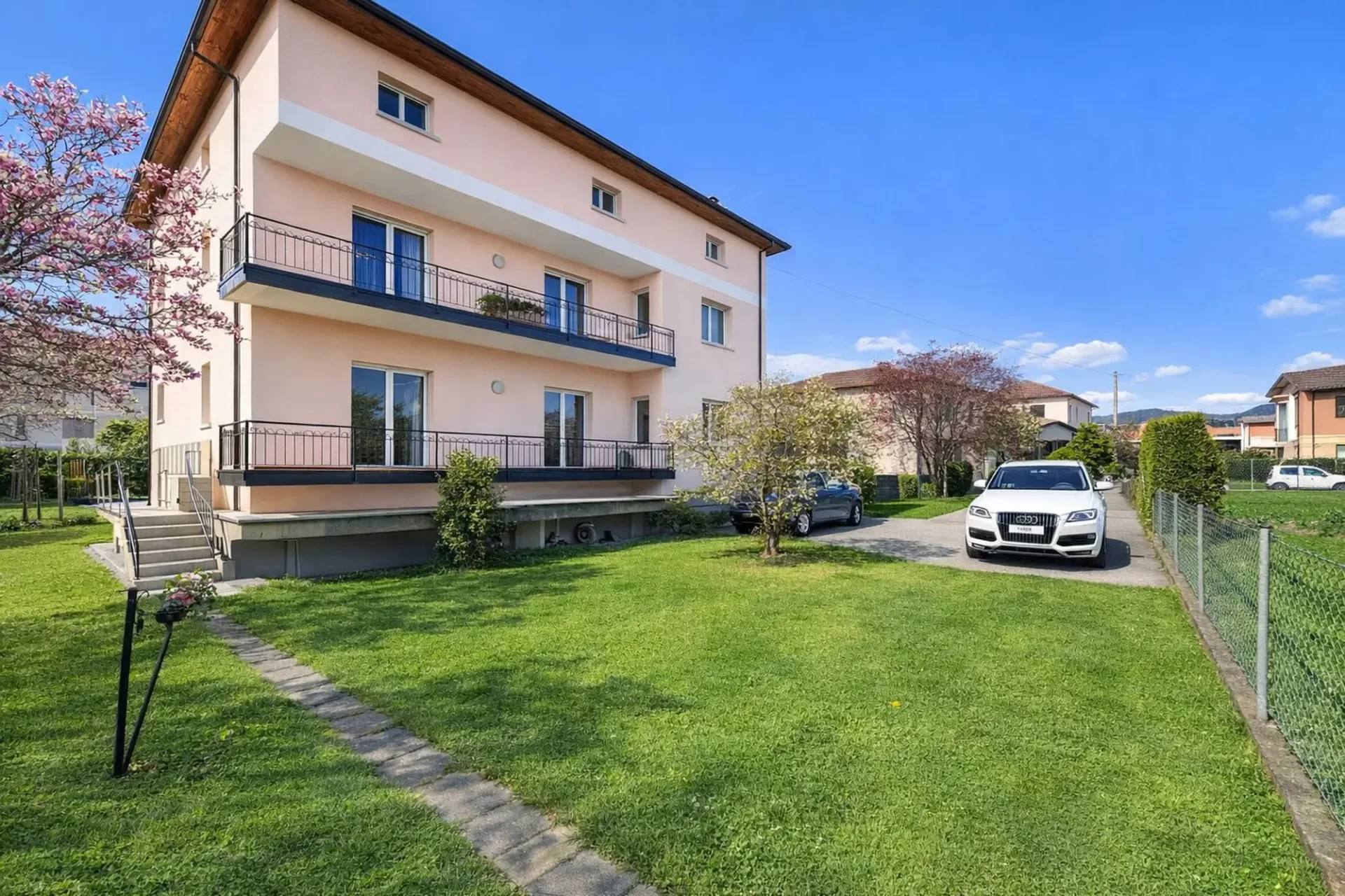 Bifamilienhaus 4,5 und 4,5 mit Garten, drei Terrassen und großer Dachboden.