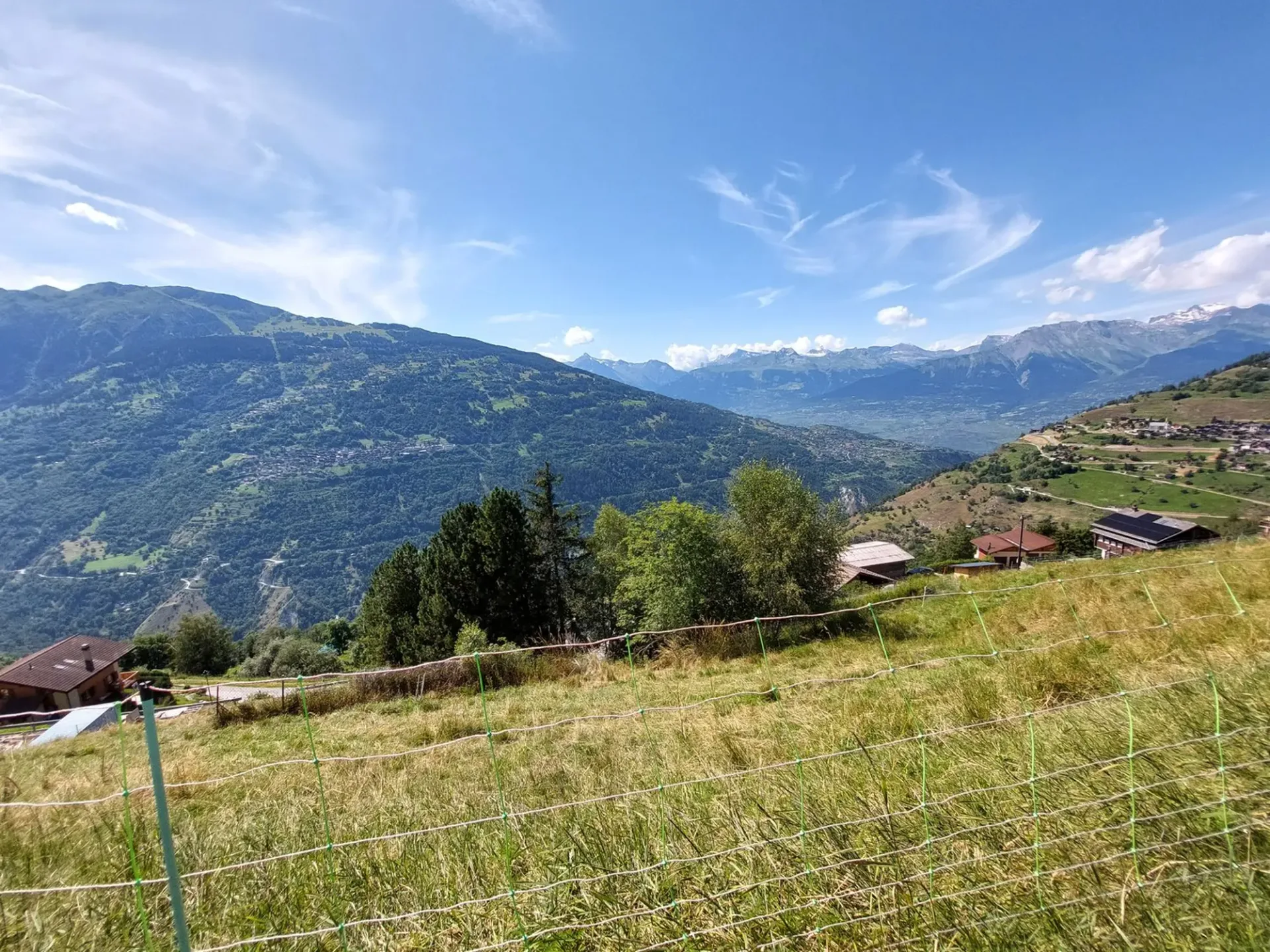 Bauwiese in Suen (St-Martin) mit Panoramablick