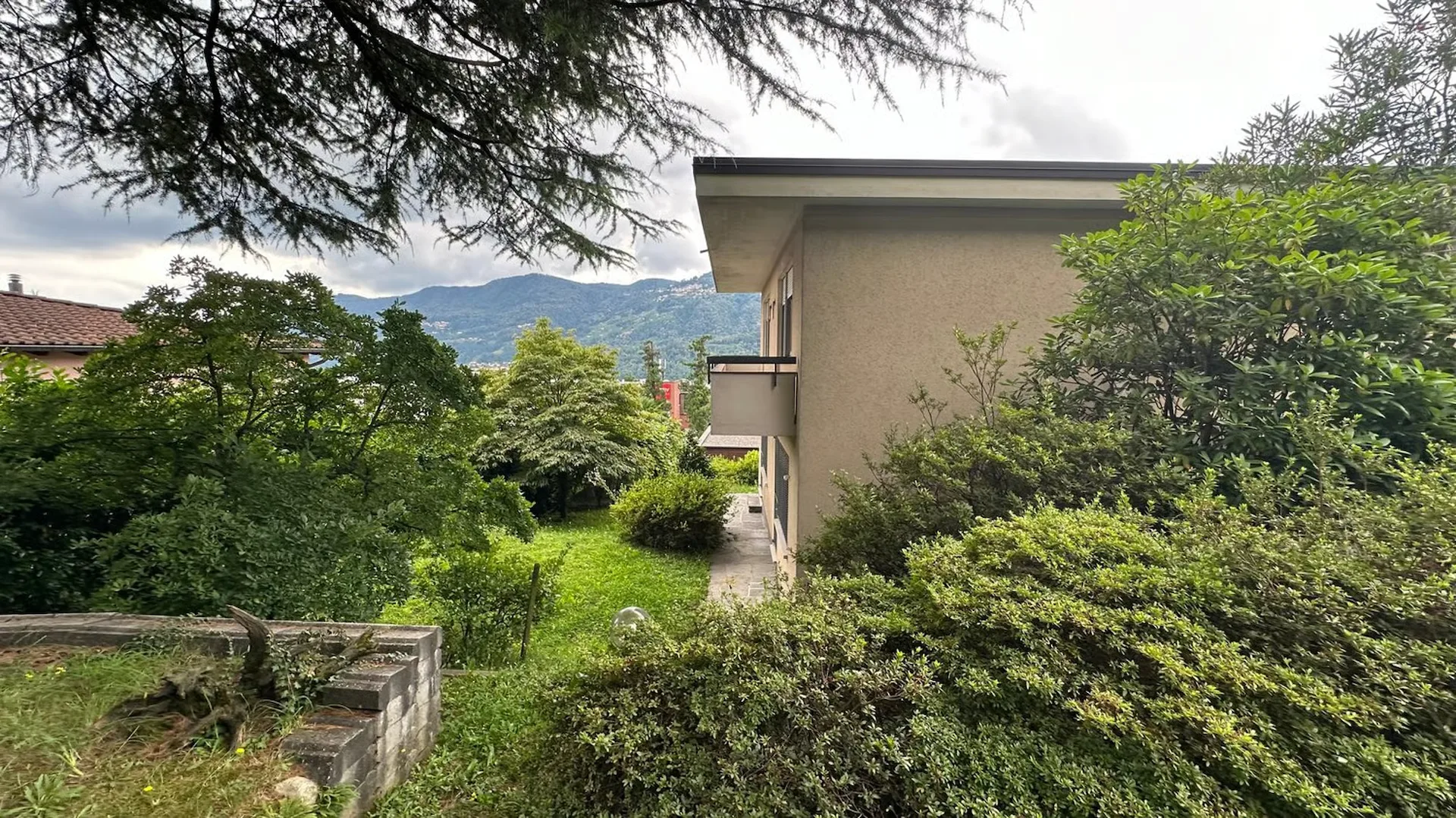 LUGANO - VEZIA - Große unabhängige Villa von 320 m² mit schönem Garten, Wohngebiet