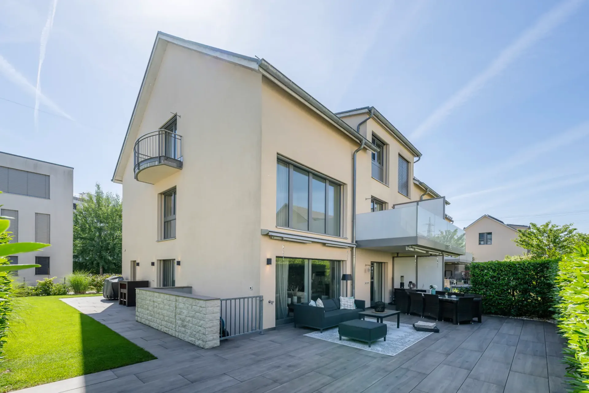 Double-family house with private garden in a green environment