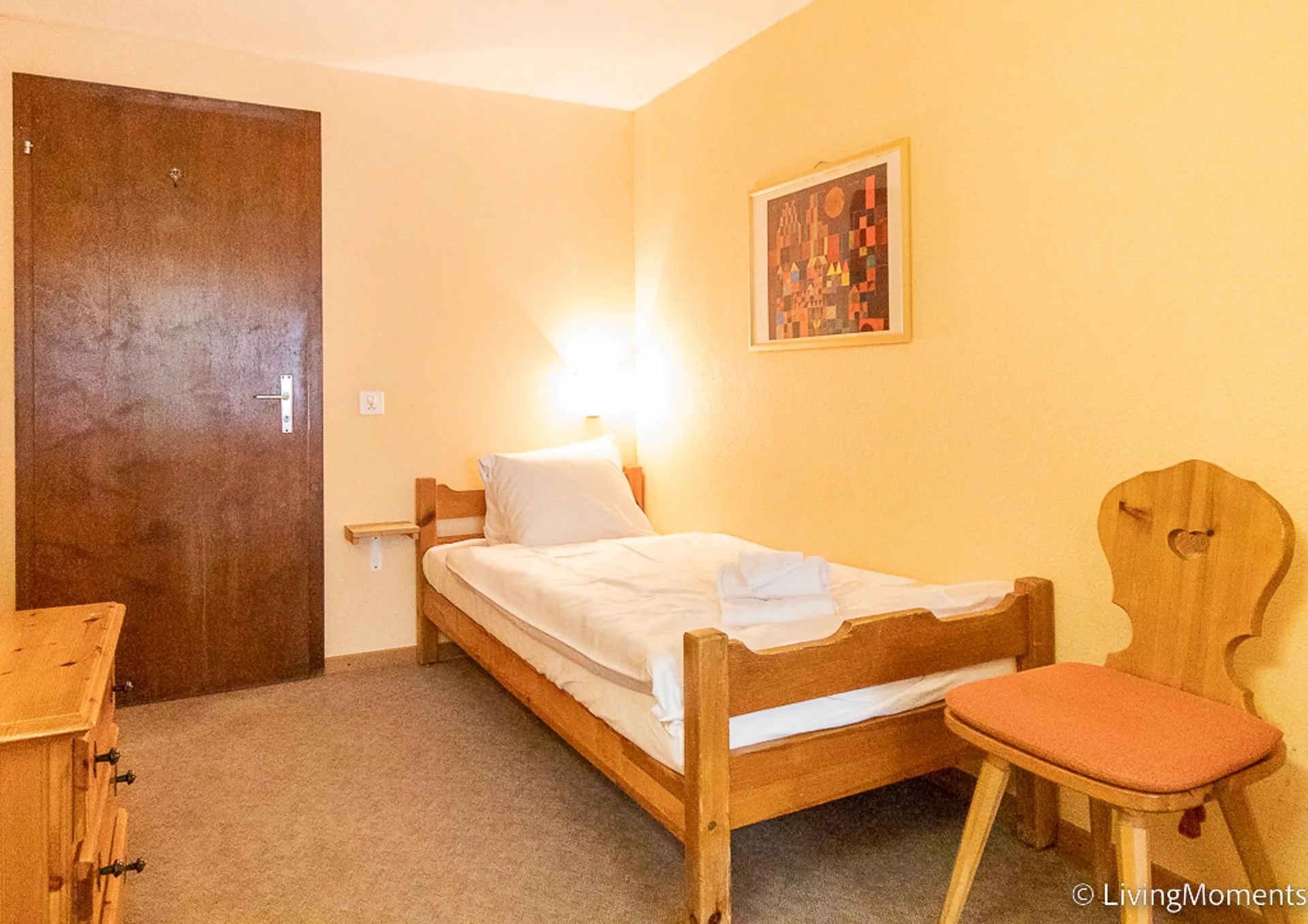 Möbliertes Zimmer mit Balkon - Zur Monatsmiete