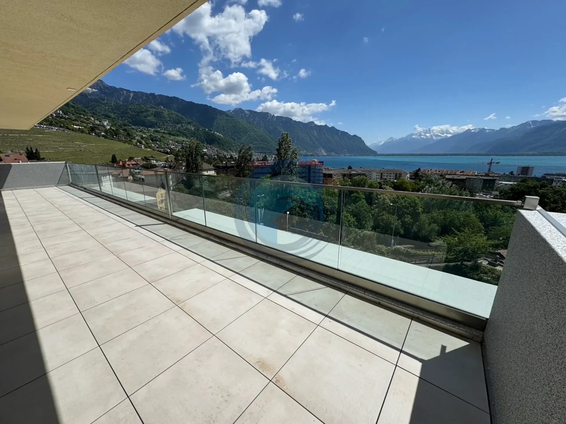 APPARTEMENT DE 2,5 PIÈCES EN ATTIQUE AVEC VUE PANORAMIQUE SUR LE LAC