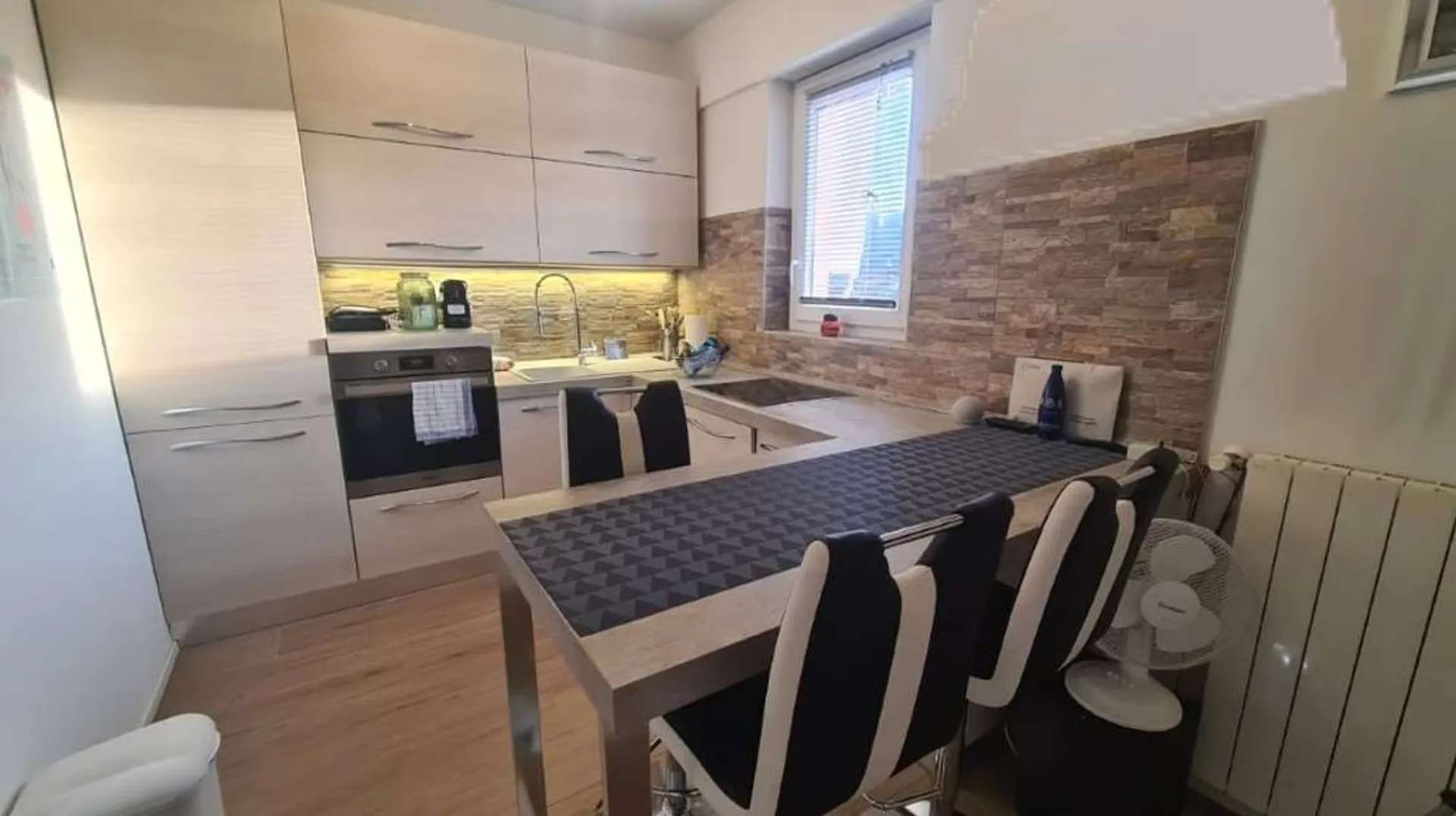 VACALLO: SCHÖNES BÜRO-APARTMENT 2 ZIMMER MIT GARAGE