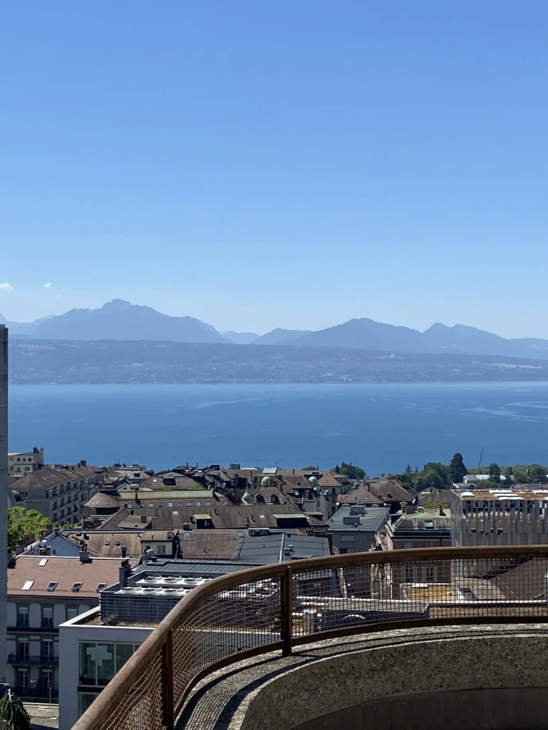 Prächtige 4-Zimmer-Wohnung komplett renoviert mit schöner Terrasse