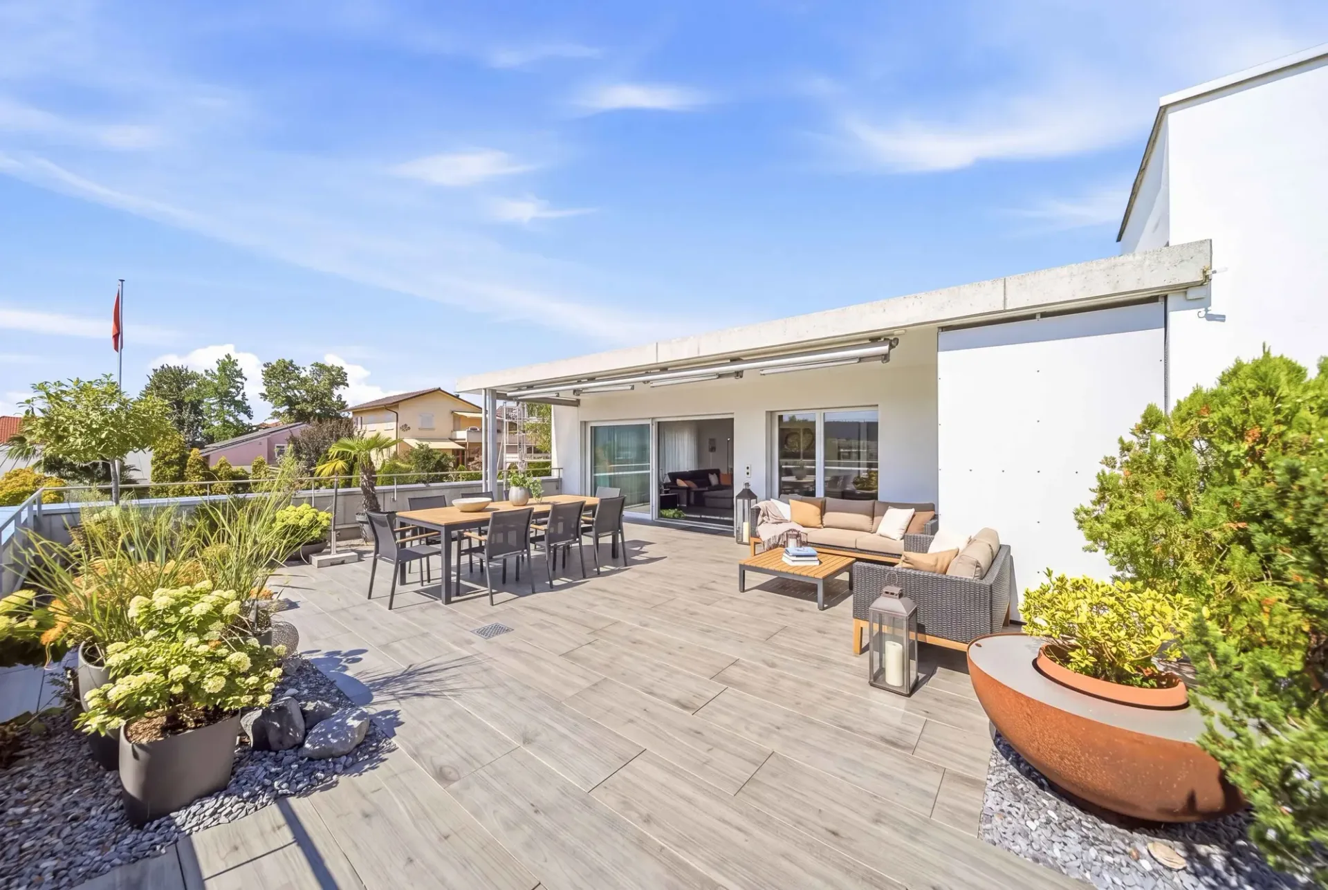 VERHÄLTNISSE WIE IN EINEM HAUS: 142 M² WOHNFLÄCHE, 80 M² TERRASSE UND GÄRTLI