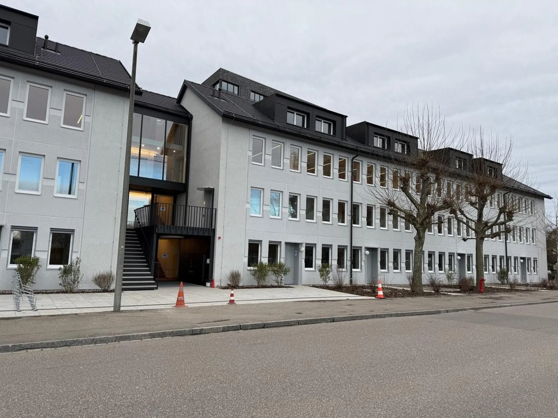 Grosszügige, moderne Wohnung mit Gartensitzplatz und eigenem Waschturm