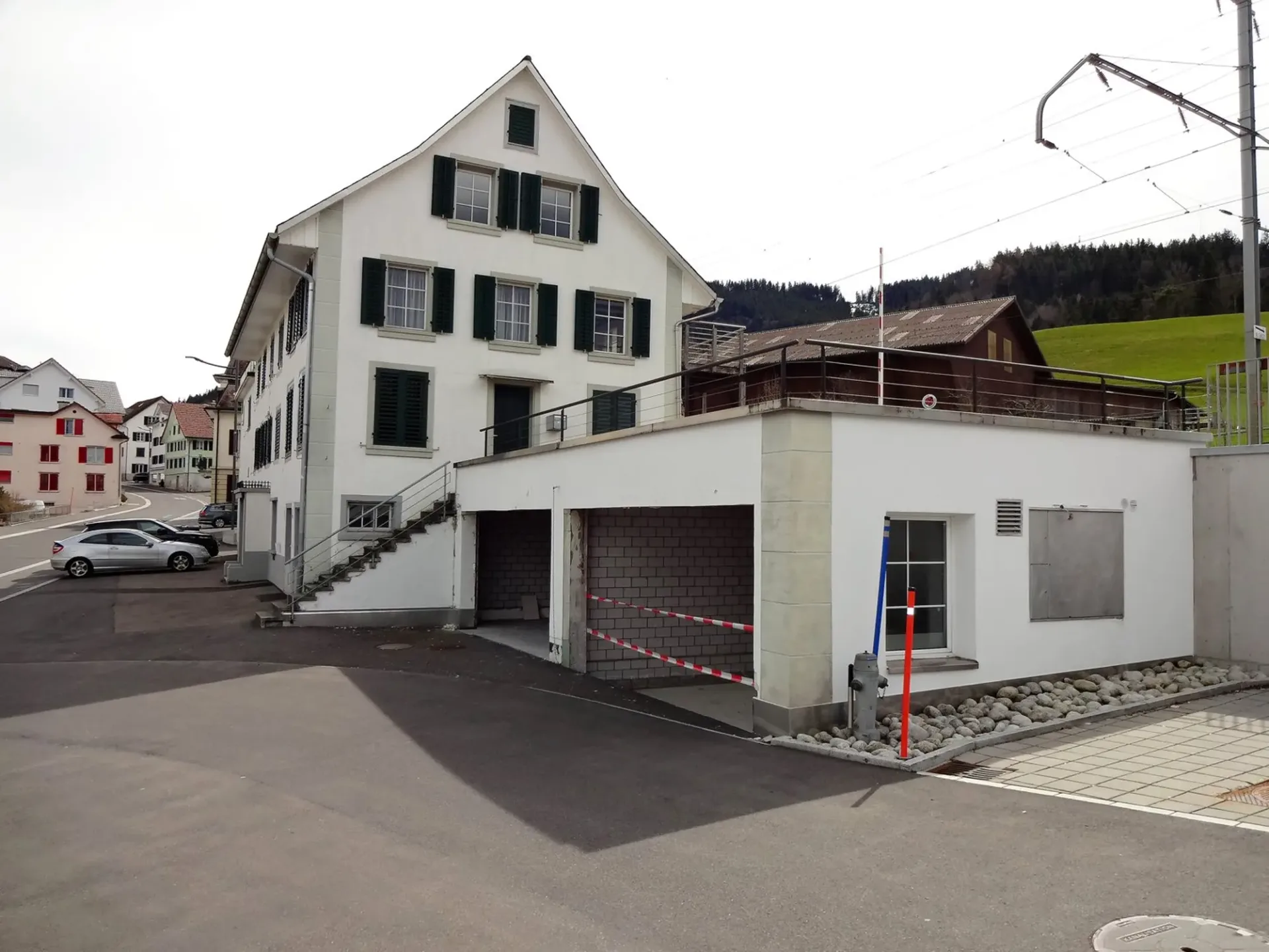 Carport als Lager- oder Einstellraum direkt neben dem BHF Schindellegi