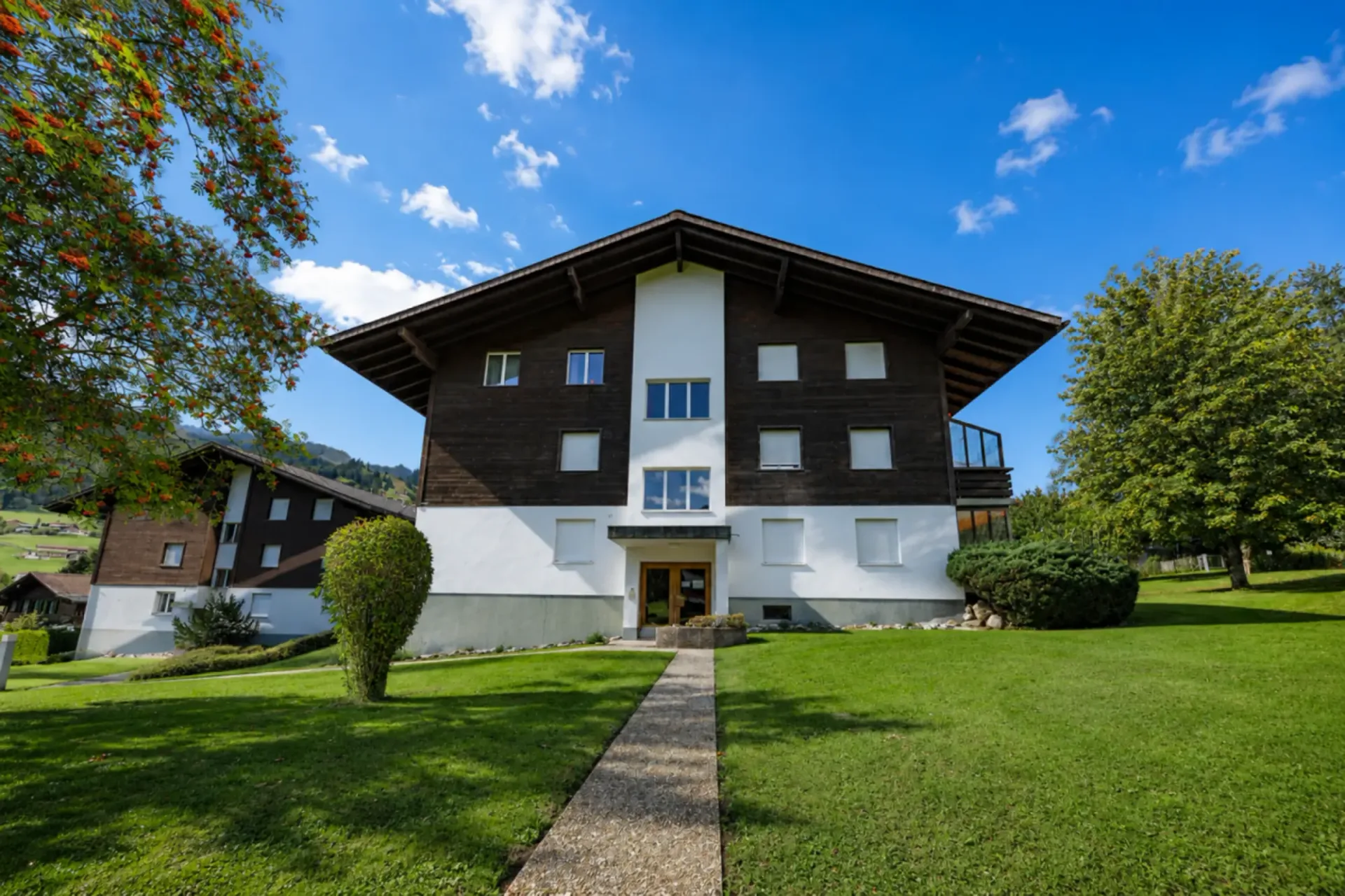 Helle 3.5- Zimmerwohnung im Dachgeschoss mit Südbalkon, Zusatzzimmer und Einstellhallenplatz Mittlere Aegertenstrasse