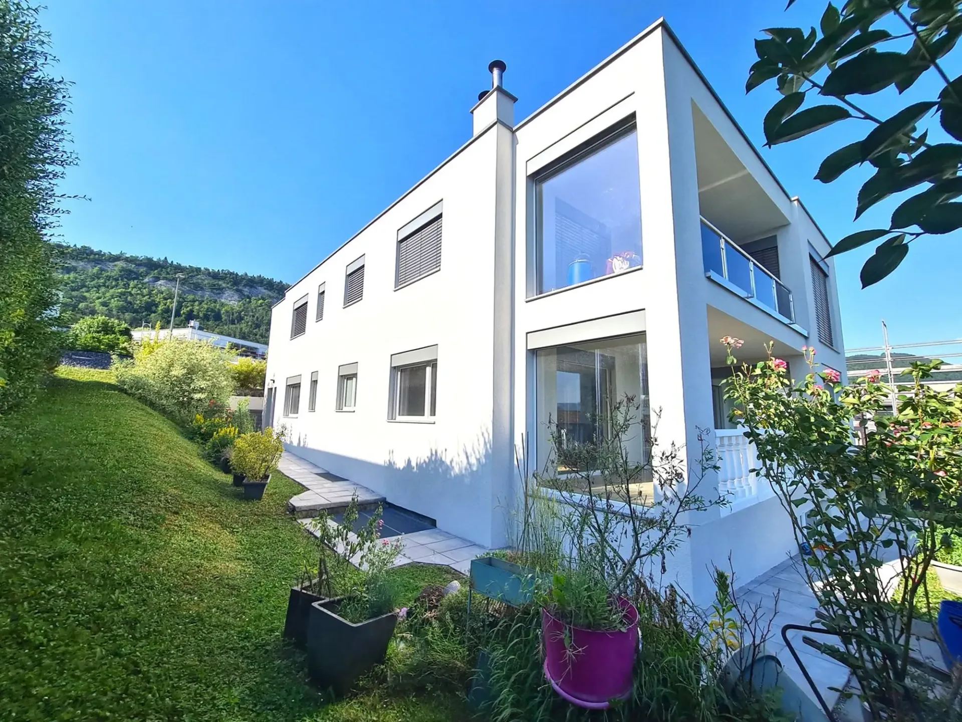 Villa molto carina e spaziosa, ideale per la posizione, con 3 appartamenti