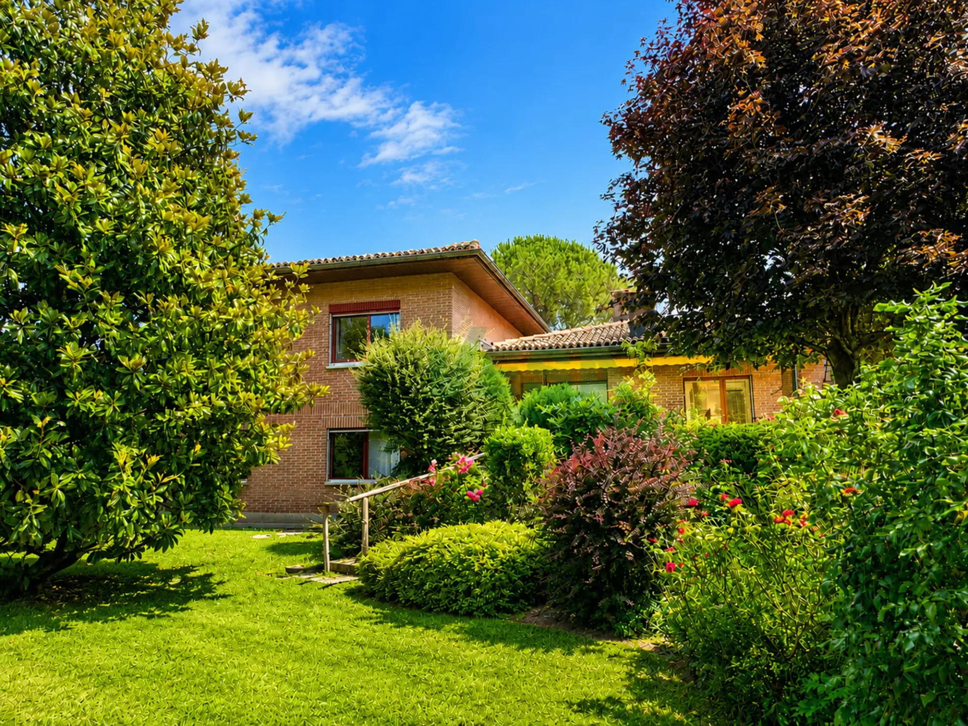 Elegante e spaziosa villa con appartamento bilocale e grande giardino