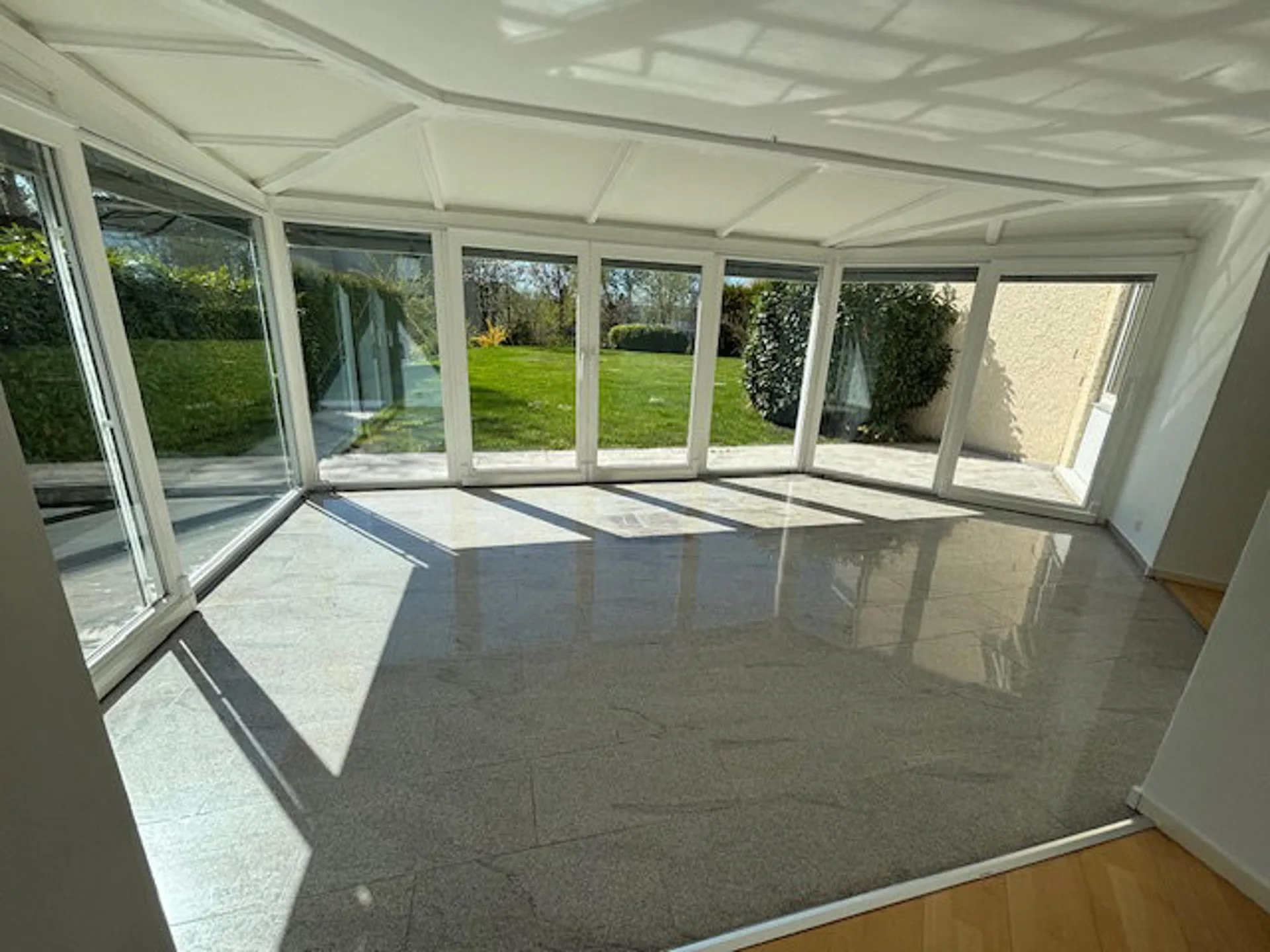 Helle 4.5-Zimmer-Wohnung im Erdgeschoss mit Wintergarten und Terrasse