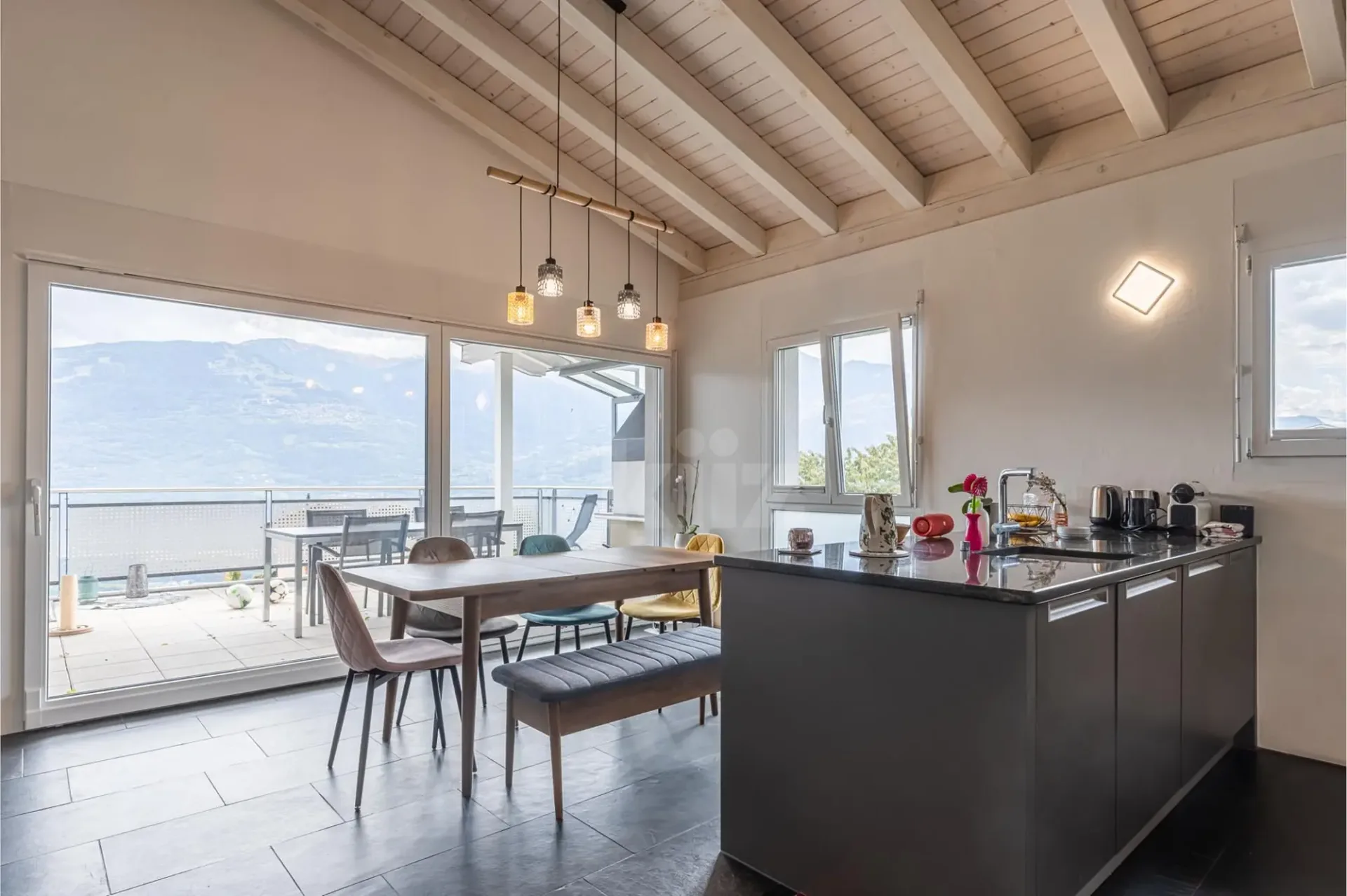 Schönes Apartment mit großem Balkon und Blick auf die Ebene