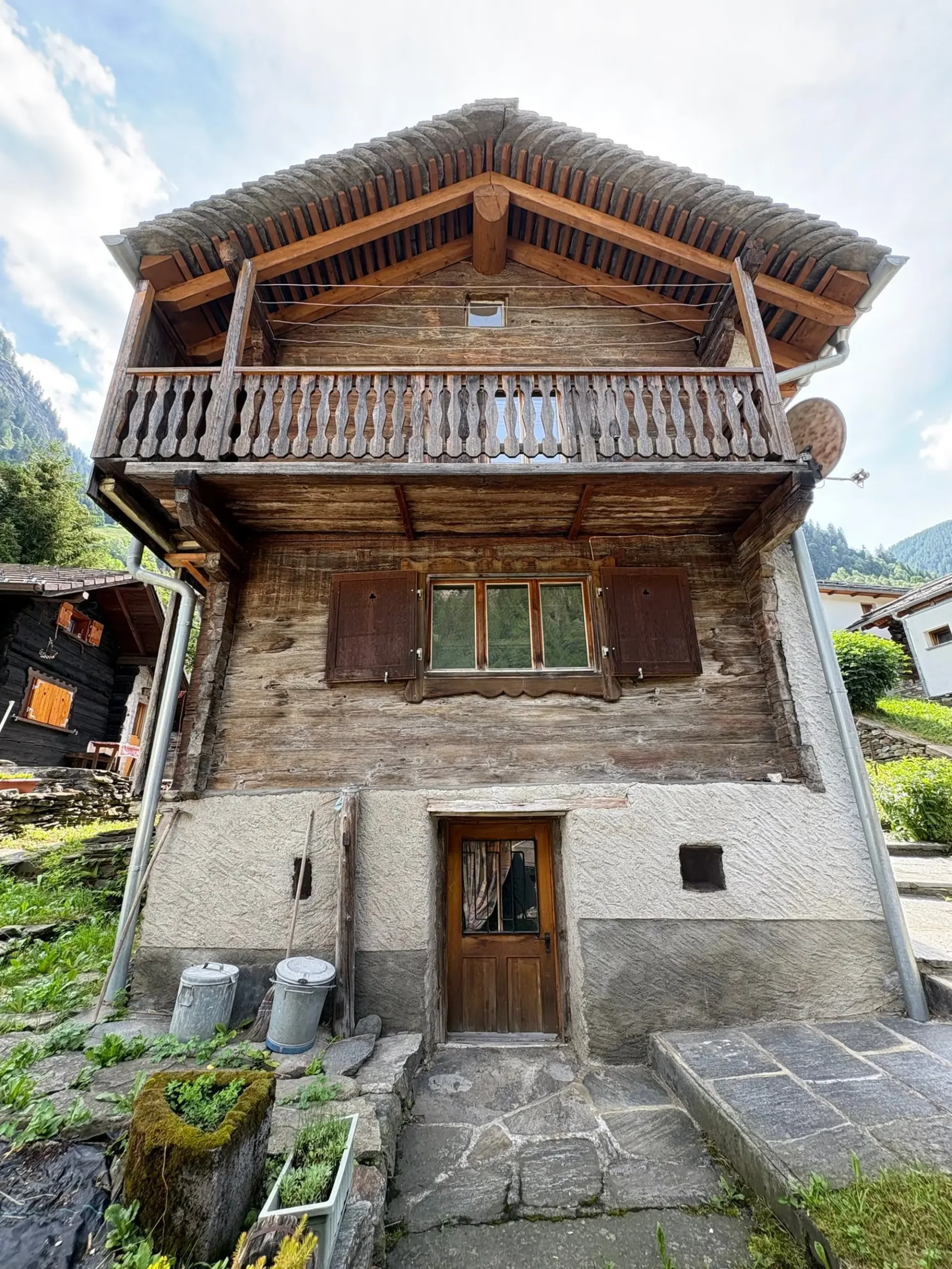 Bergbauernhof und Stall, mit Parkplatz, in Rossa, Graubünden