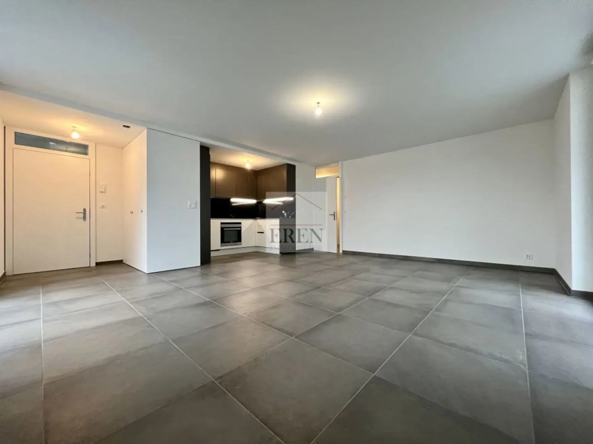 Geräumiges Dachgeschoss 2,5 Zimmer mit 90m2 und großer Terrasse von 29 m2 im Zentrum von Fully