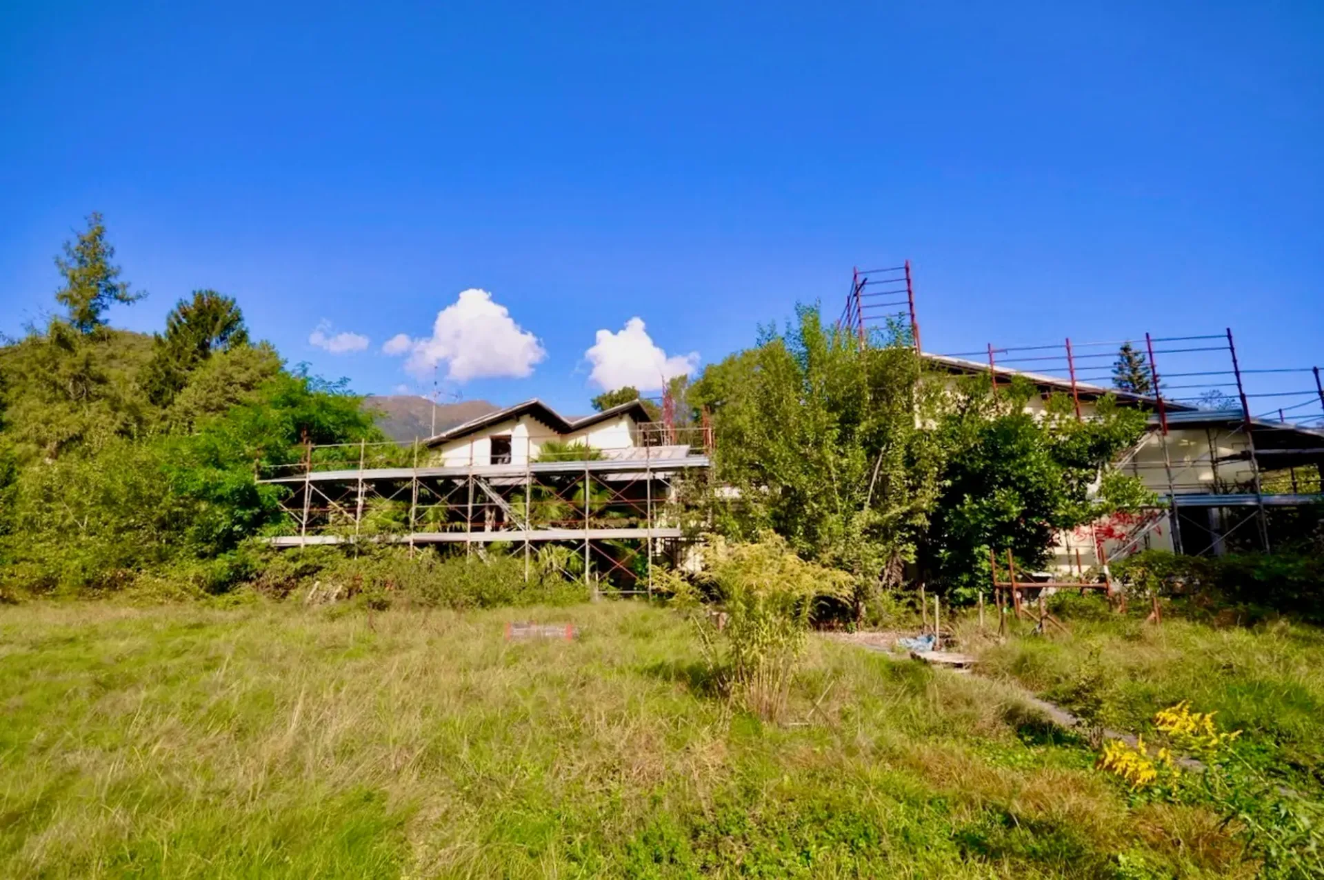 Villa da Ristrutturare Immersa in un Grande Parco con Tanta Privacy