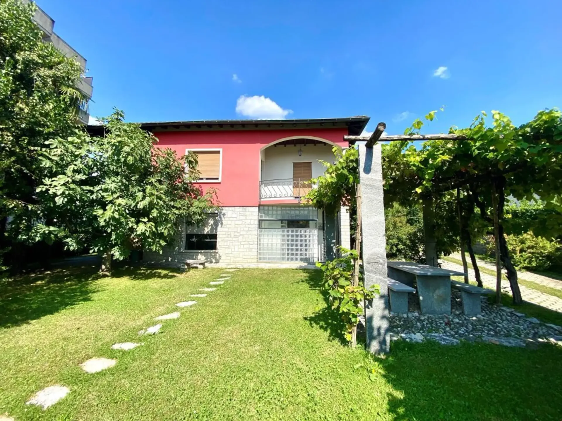 Einfamilienhaus mit Garten und Garage