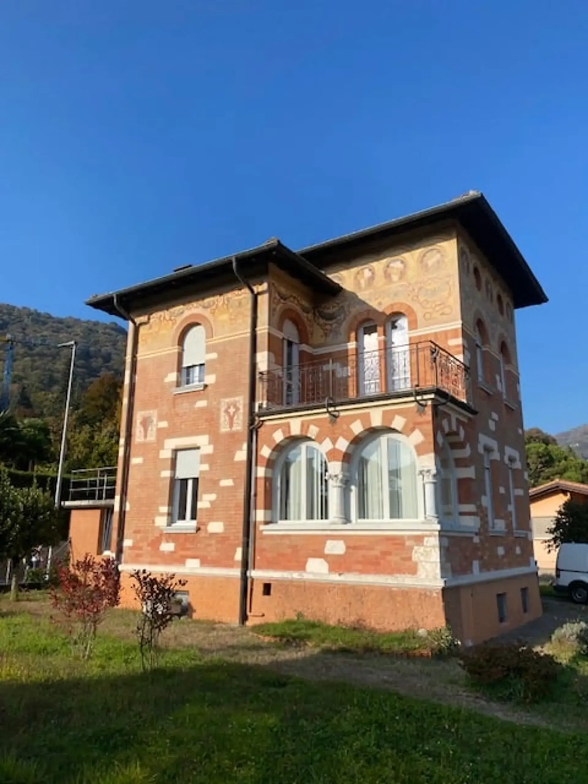 Vendesi affascinante casa d’epoca in posizione rialzata