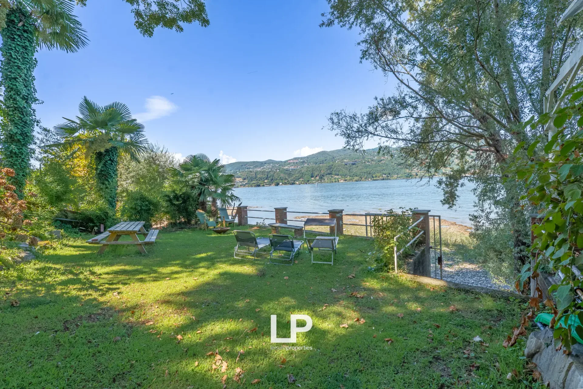 Stone cottage with direct access to Lake Maggiore