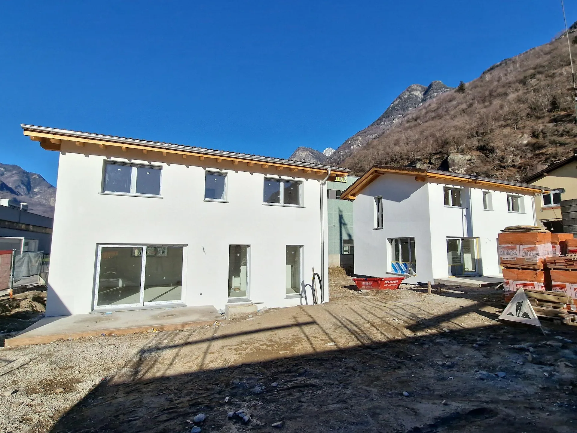 Einfamilienhaus in naher Bauausführung in Cadenazzo in neuem Wohnkomplex