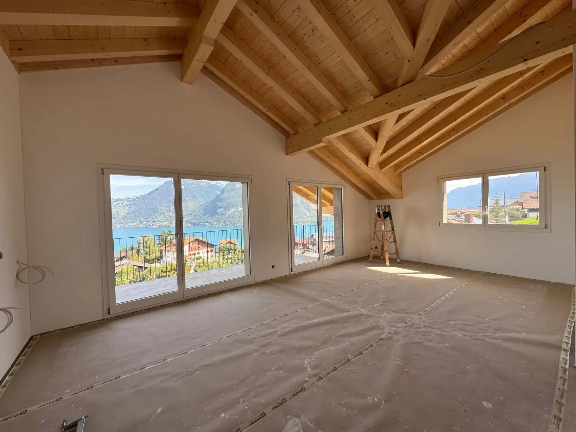 Appartement mansardé attractif, balcon spacieux avec vue sur le lac, première occupation dans un nouveau bâtiment avec quatre unités