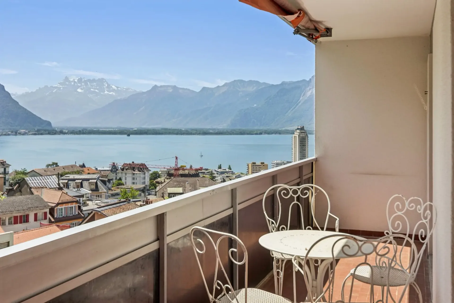 Prächtiges 2.5-Zimmer-Apartment im letzten Stock mit Panoramabalkon in Montreux