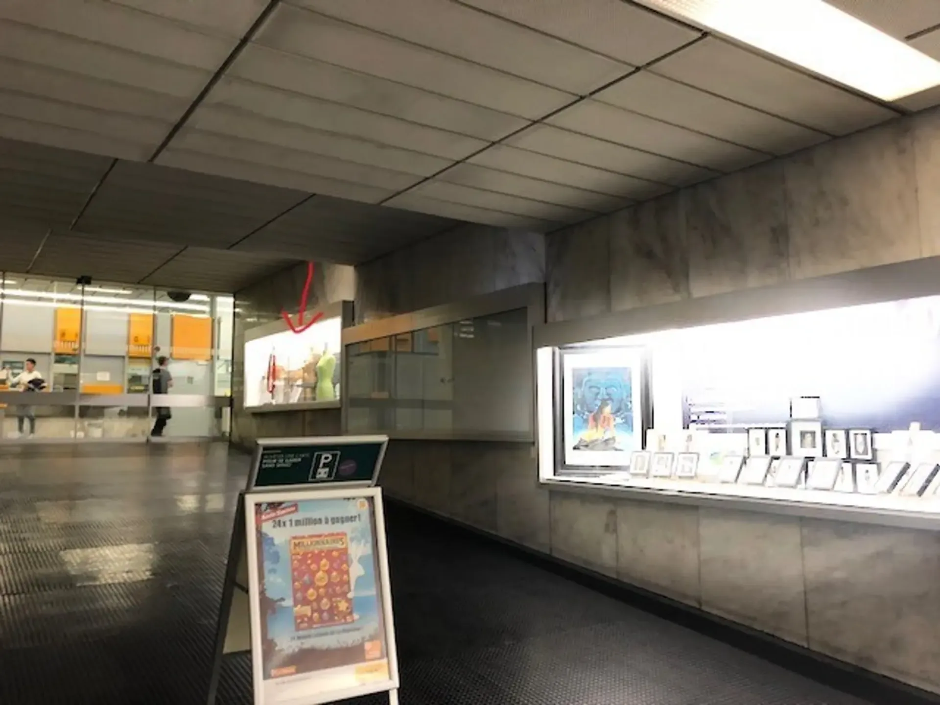 Vitrine idealer Lage, Rampe Zugang Postfiliale Bahnhof Lausanne
