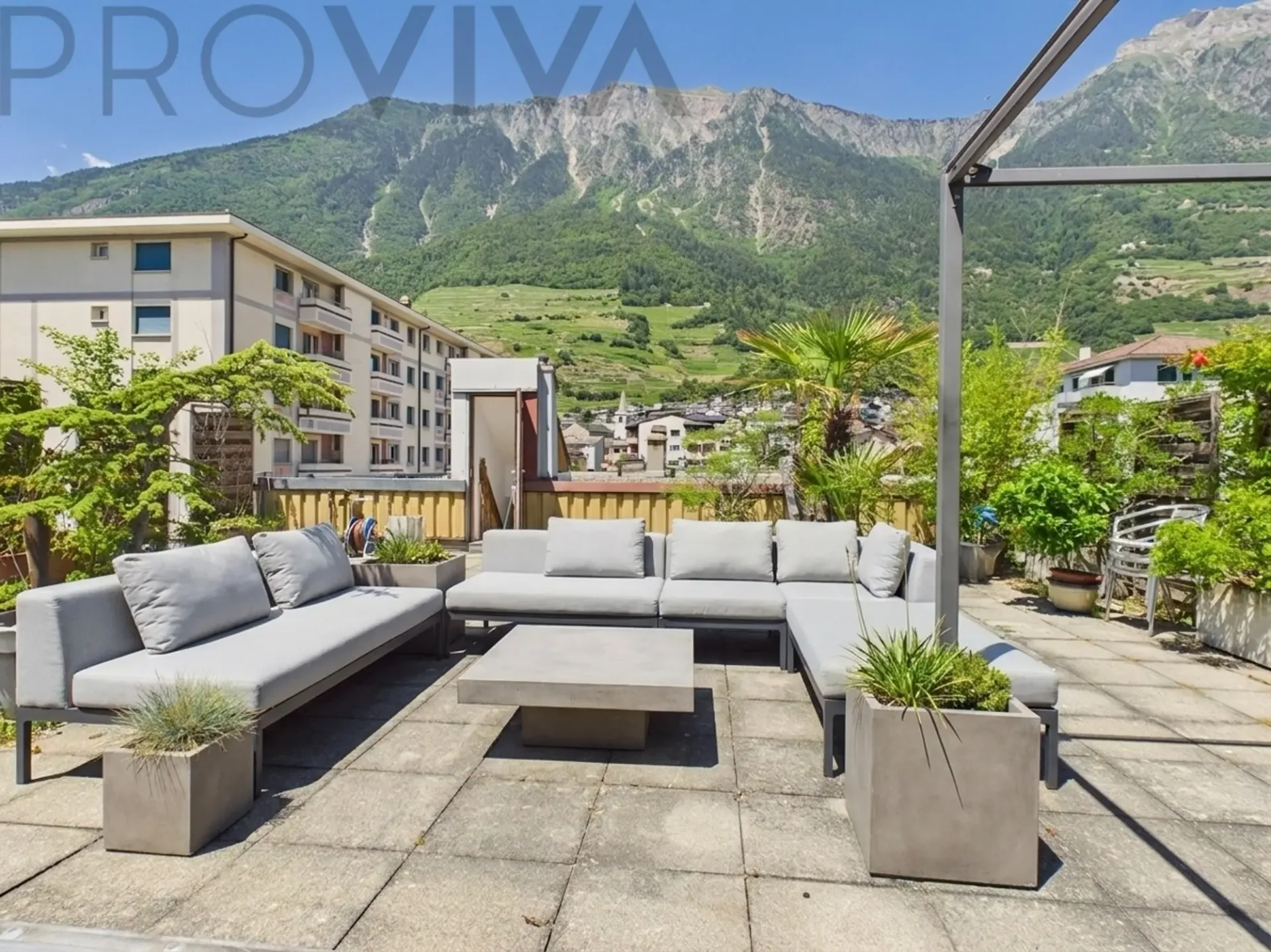 Einzigartige Wohnung mit eigener Terrasse (92 m²) im Herzen von Fully